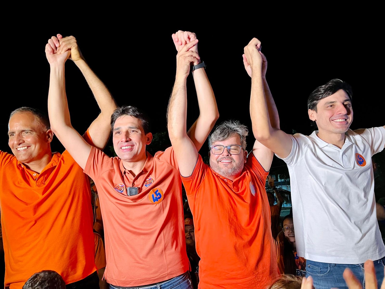 Silvio Costa Filho caminha pelas ruas de Riacho das Almas com Dió