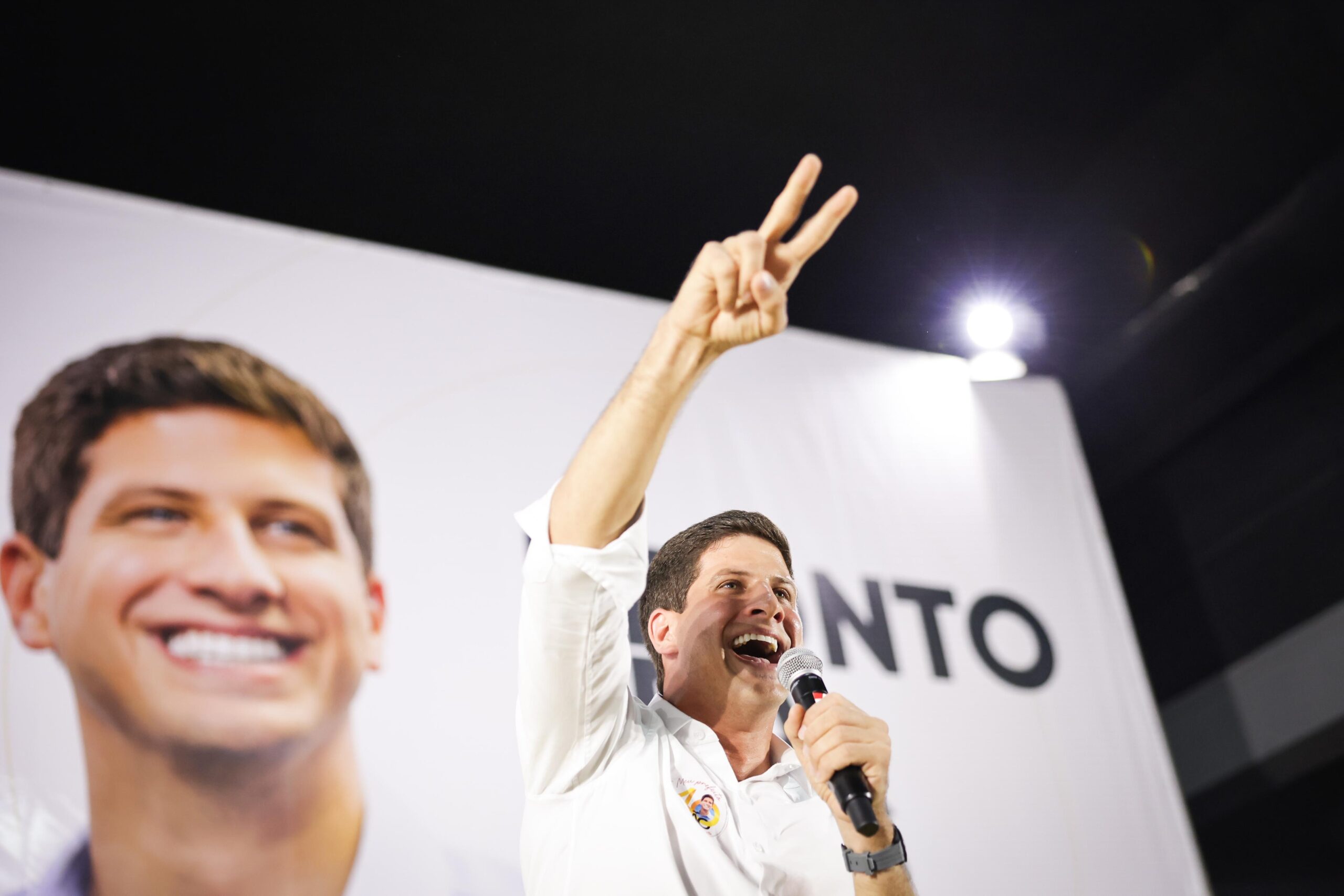 Levantamento aponta João Campos acima da média entre os que disputam a reeleição