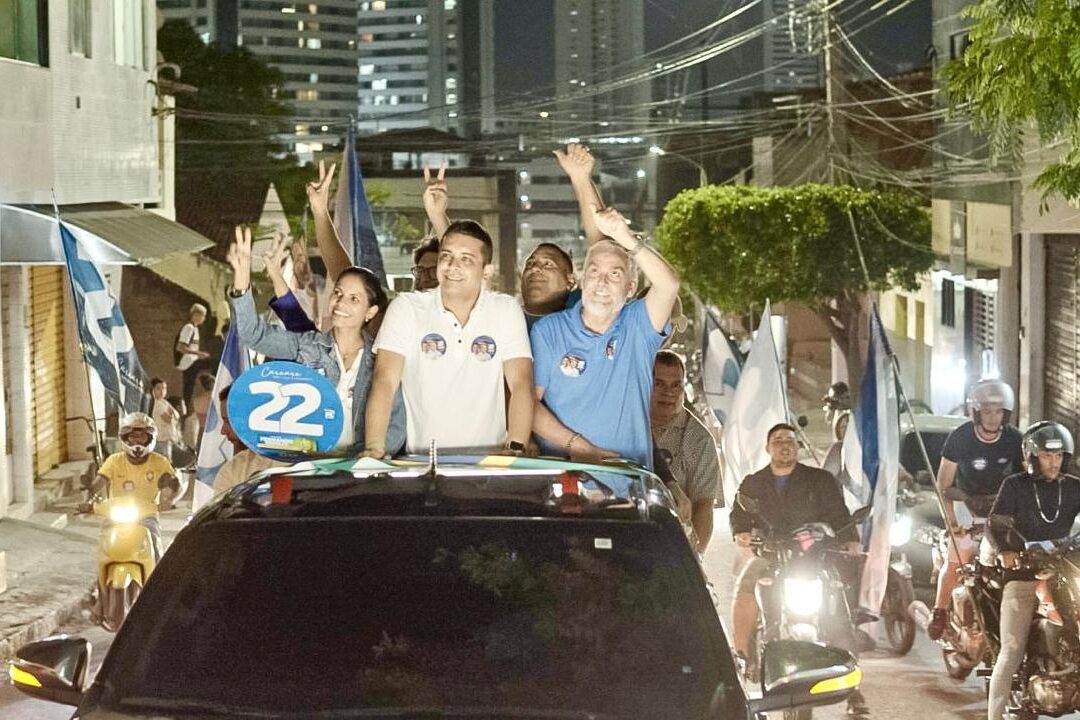 Fernando Rodolfo comanda mais uma carreata pelas ruas de Caruaru