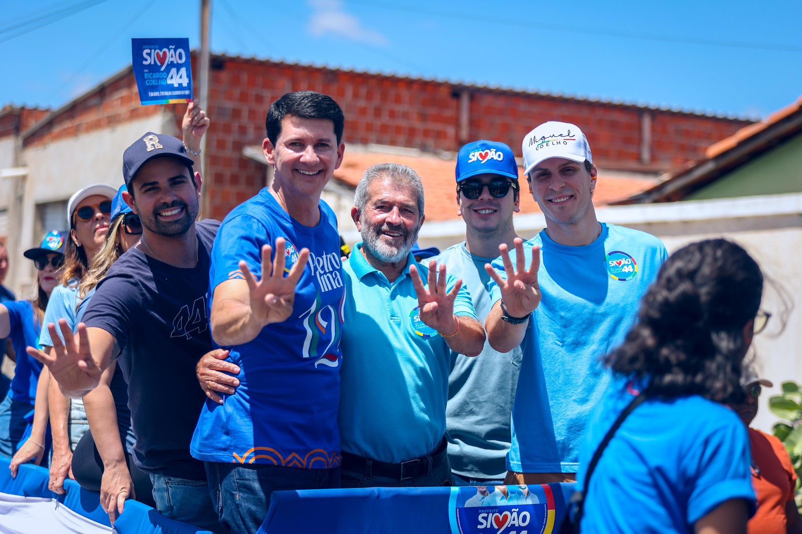 Simão Durando faz grande carreata e mostra força na campanha