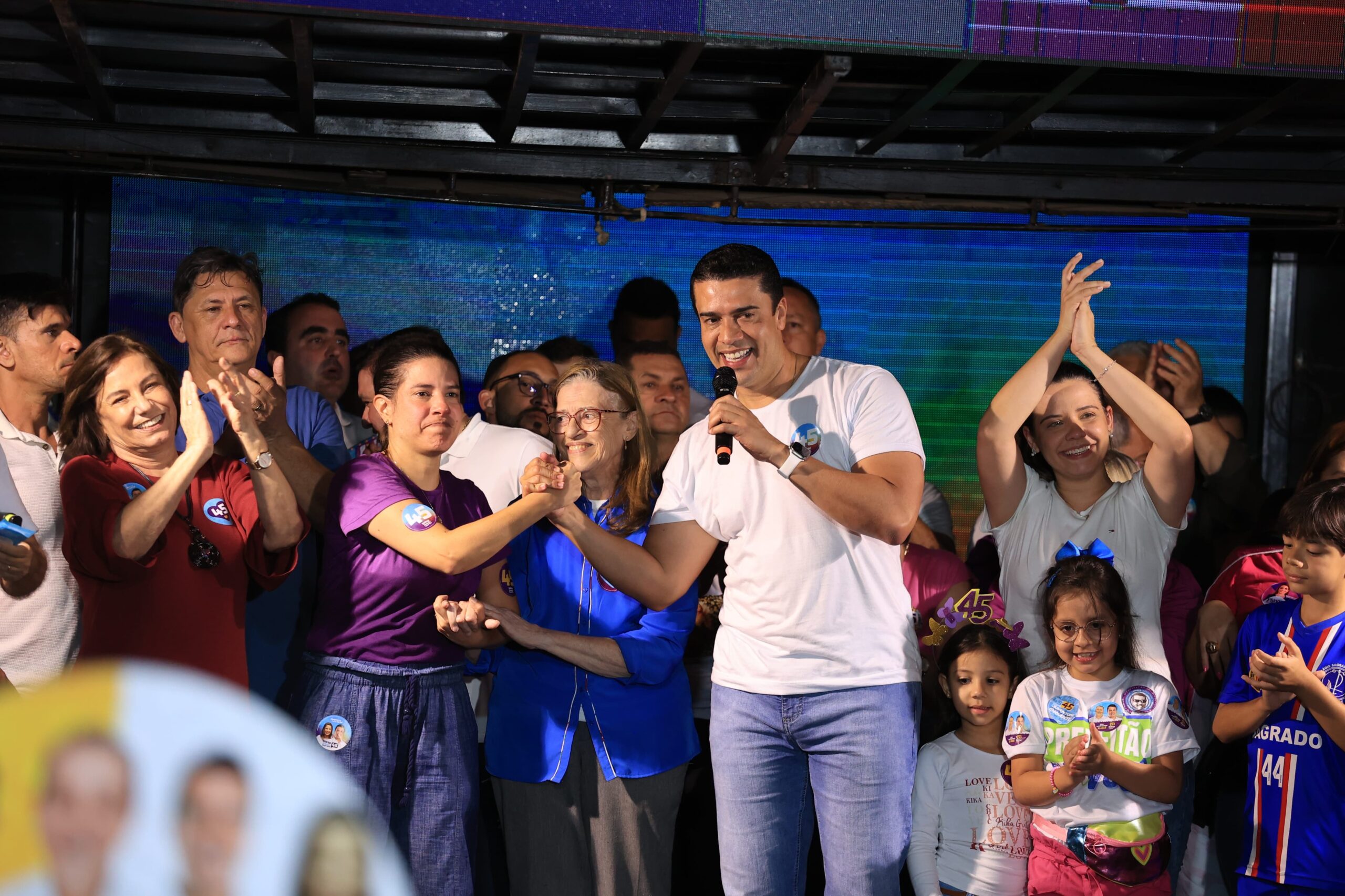 Raquel reforça apoio a Rodrigo durante caminhada em Caruaru 