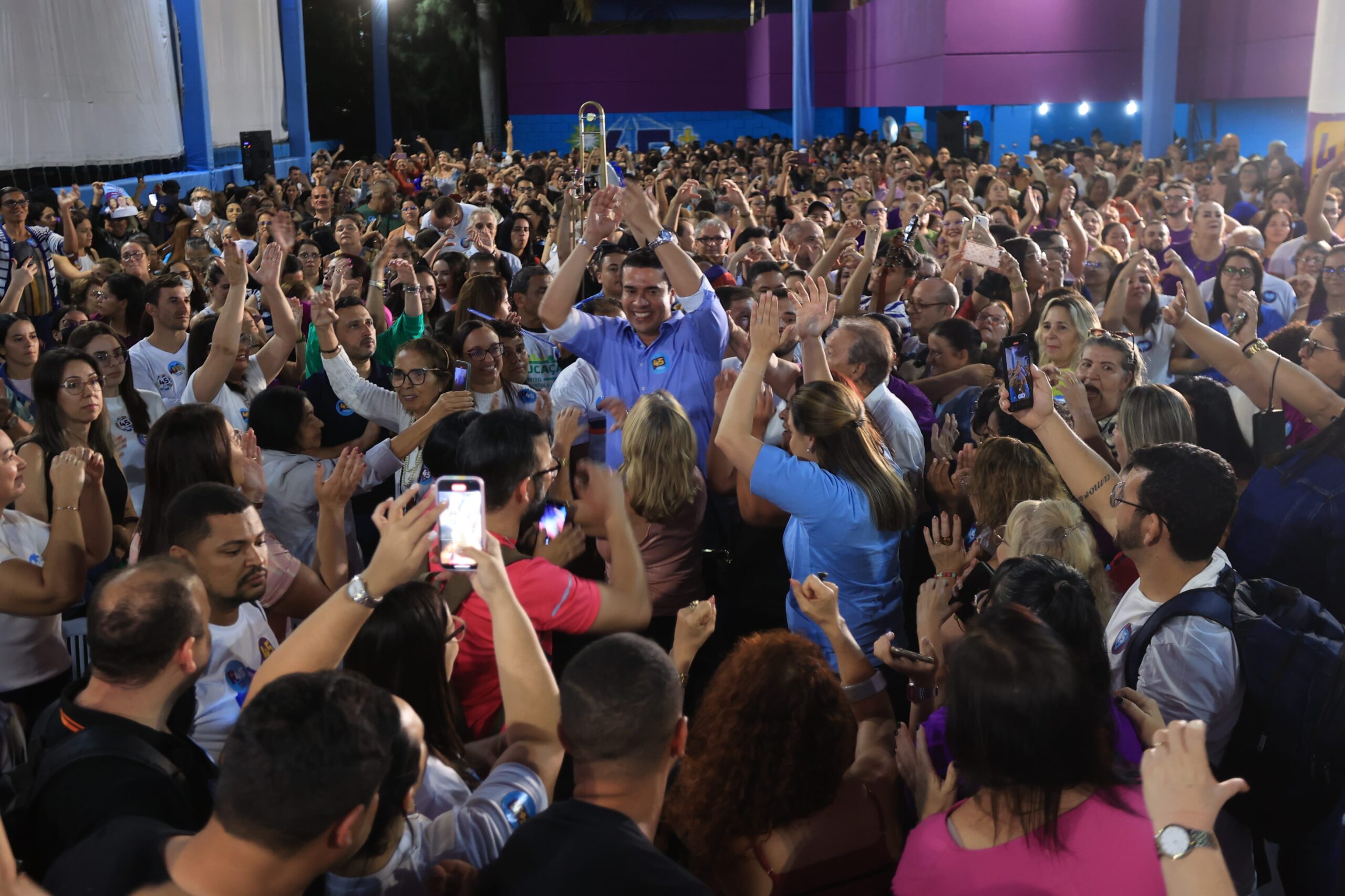 Professores de Caruaru se reúnem em ato de apoio a Rodrigo Pinheiro