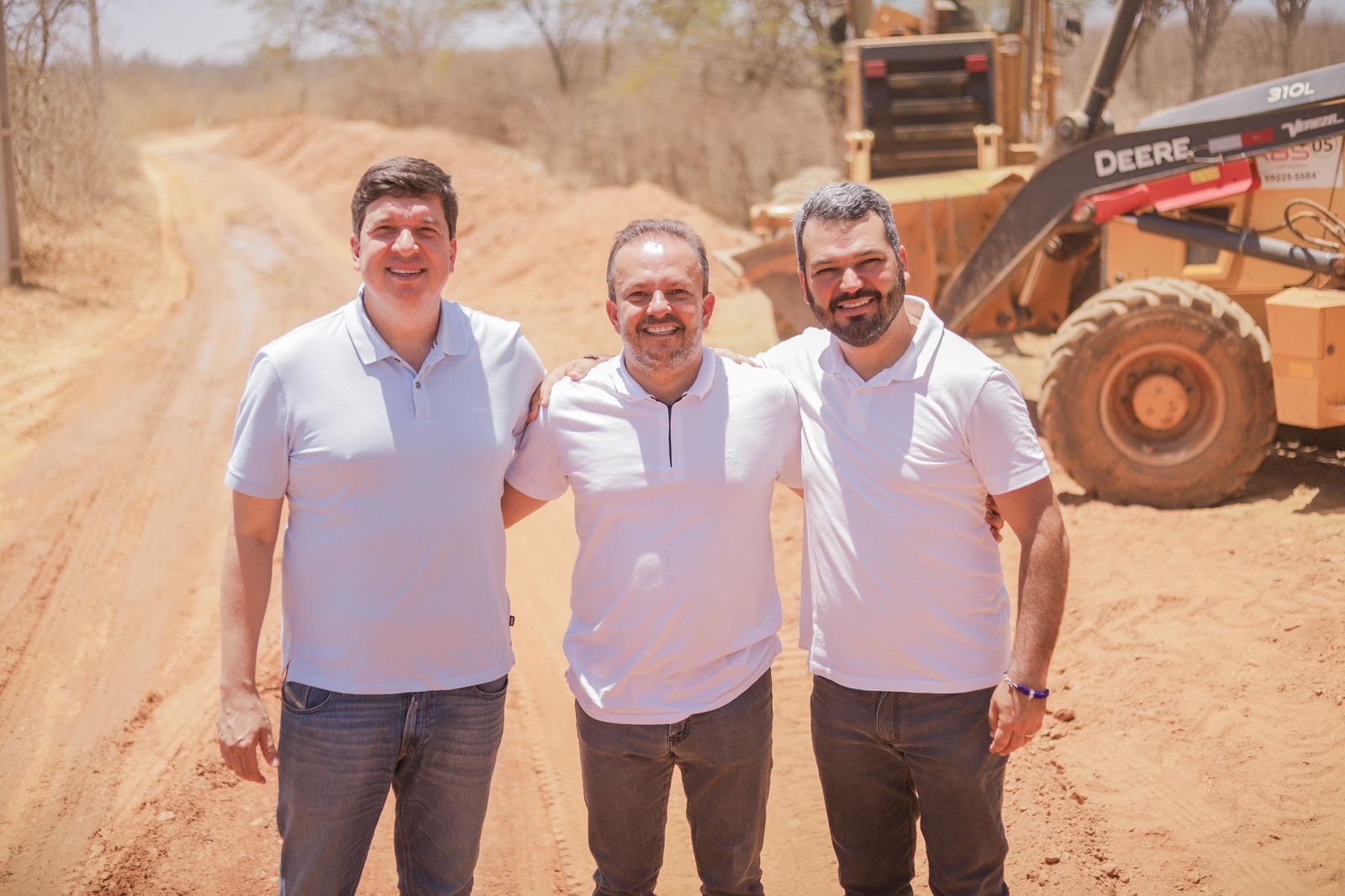 Em Salgueiro, Joãozinho e Fabinho Lisandro acompanham obras de recuperação de estradas vicinais