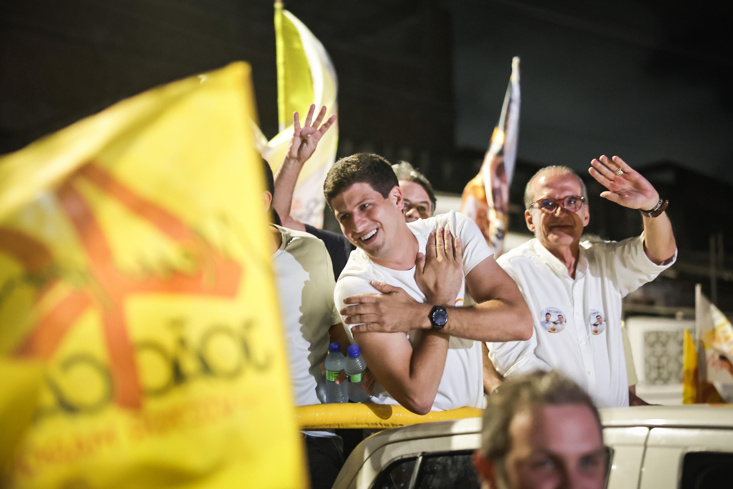 João Campos percorre bairros em carreata na Zona Oeste do Recife