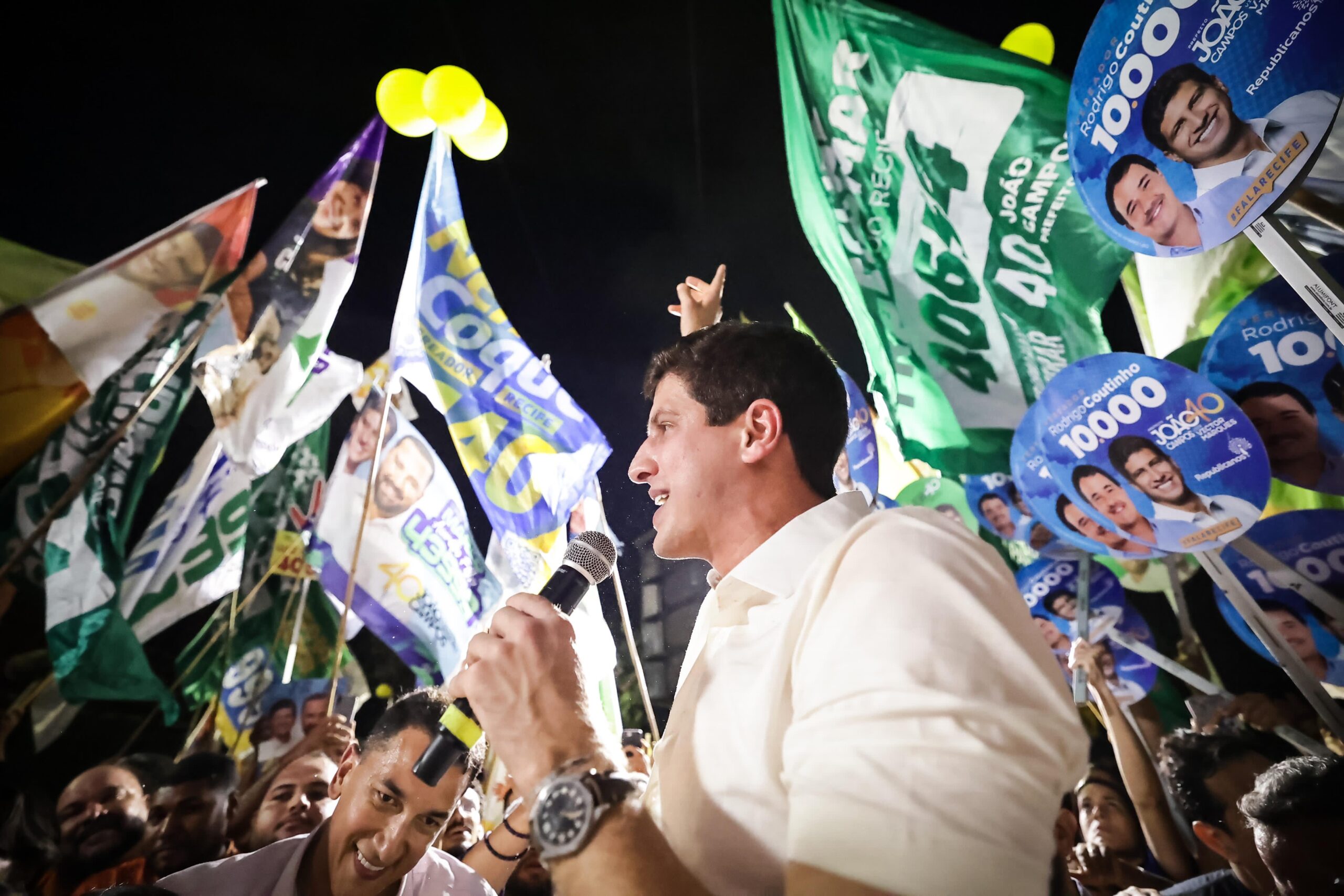 João Campos reúne multidão em caminhada no Coque