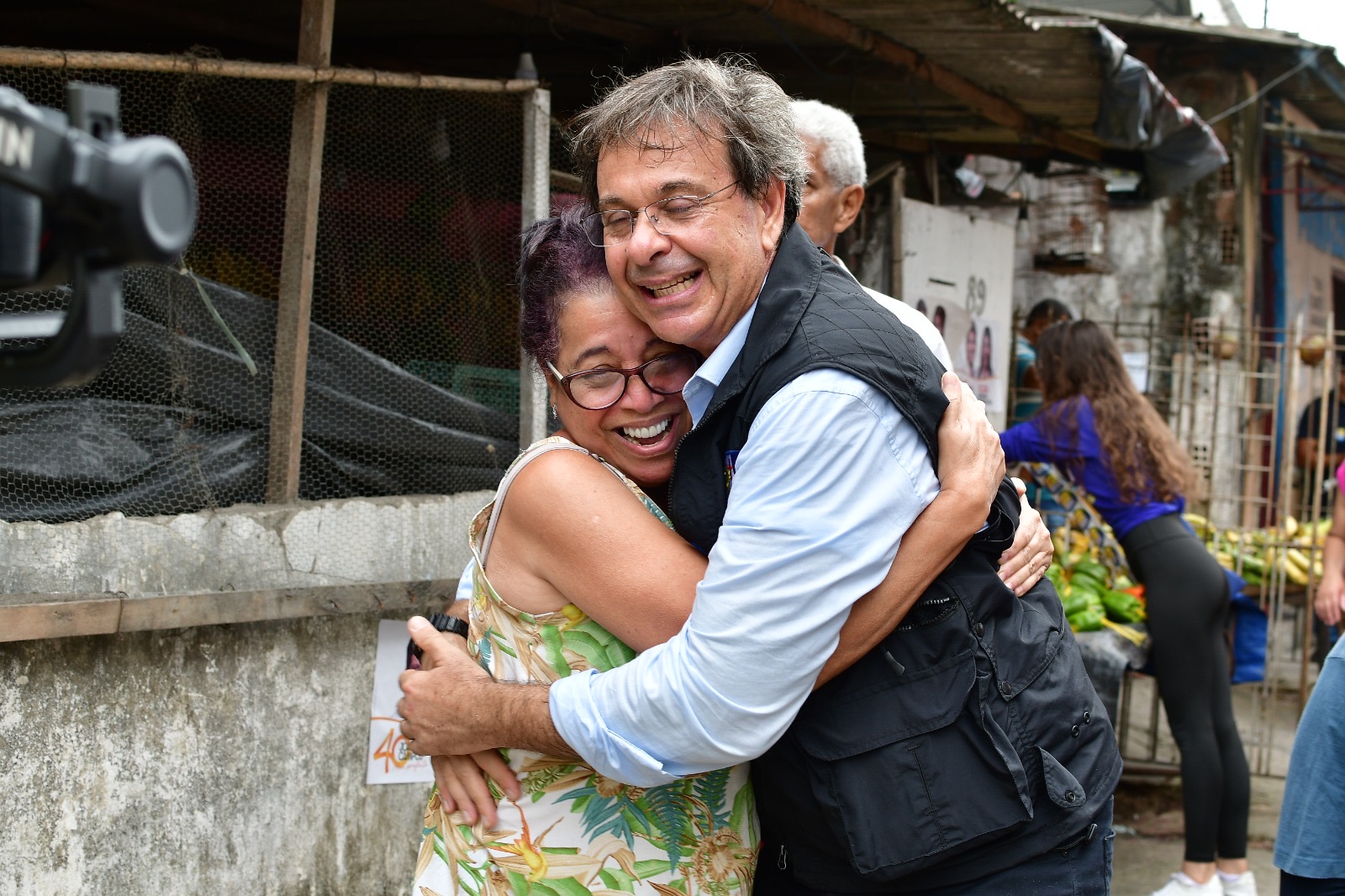 Gilson Machado e Leninha caminham pelas ruas de Nova Descoberta