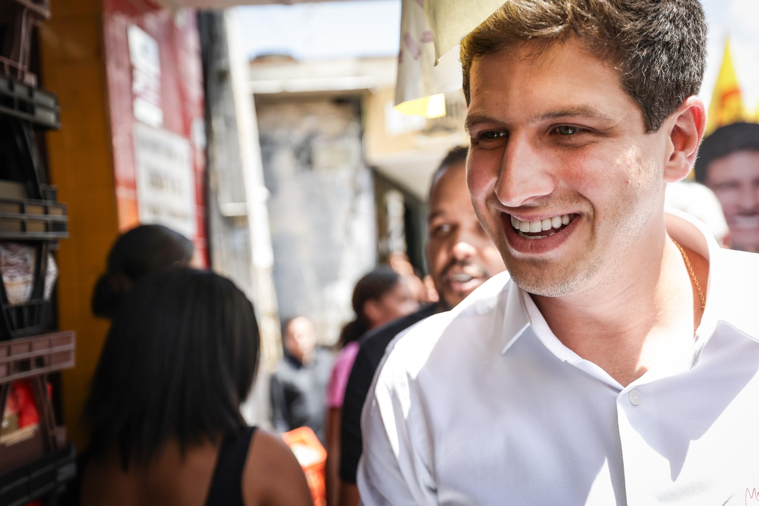 João Campos segue líder, com 77,3% em nova pesquisa no Recife