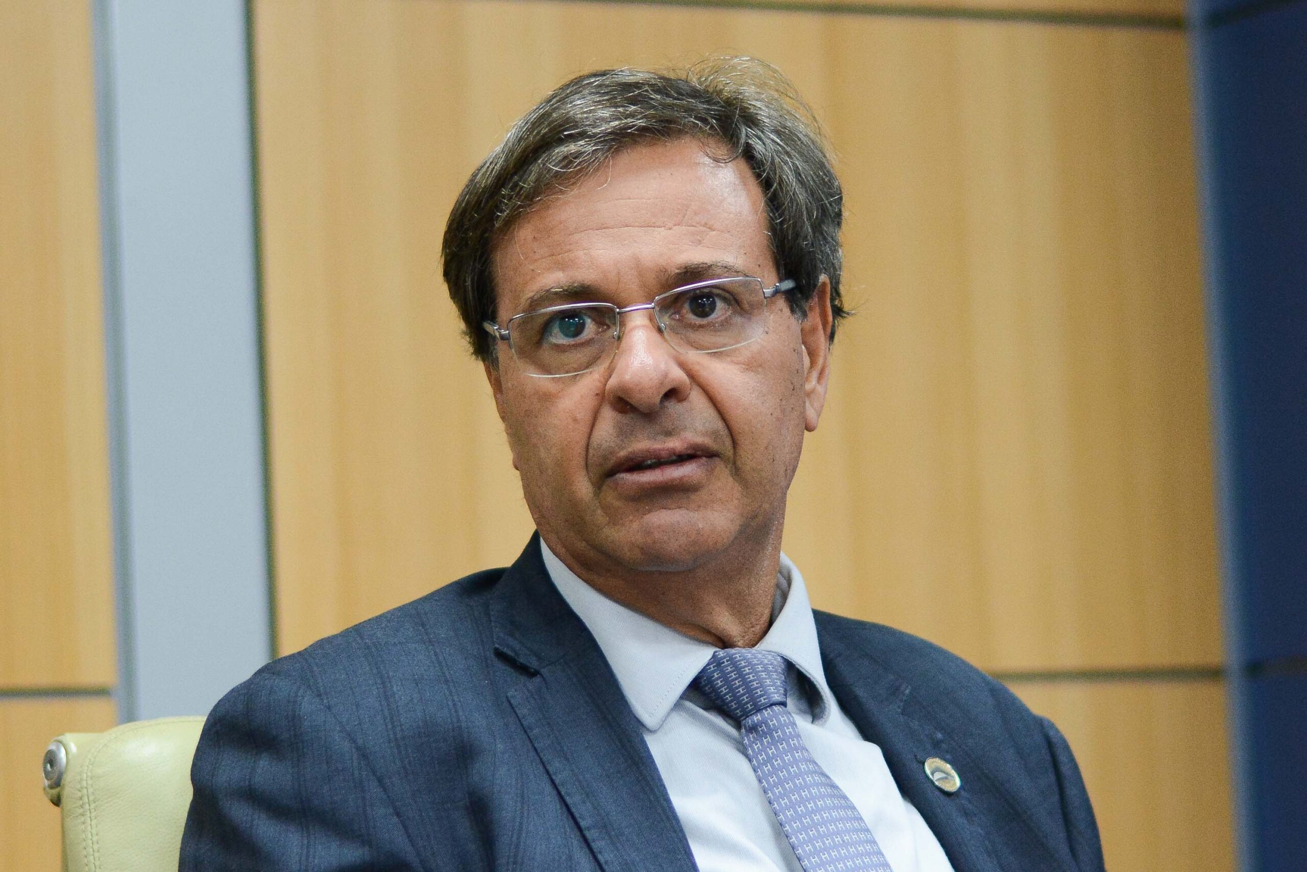 Justiça suspende novas peças publicitárias de Gilson e aumenta multa