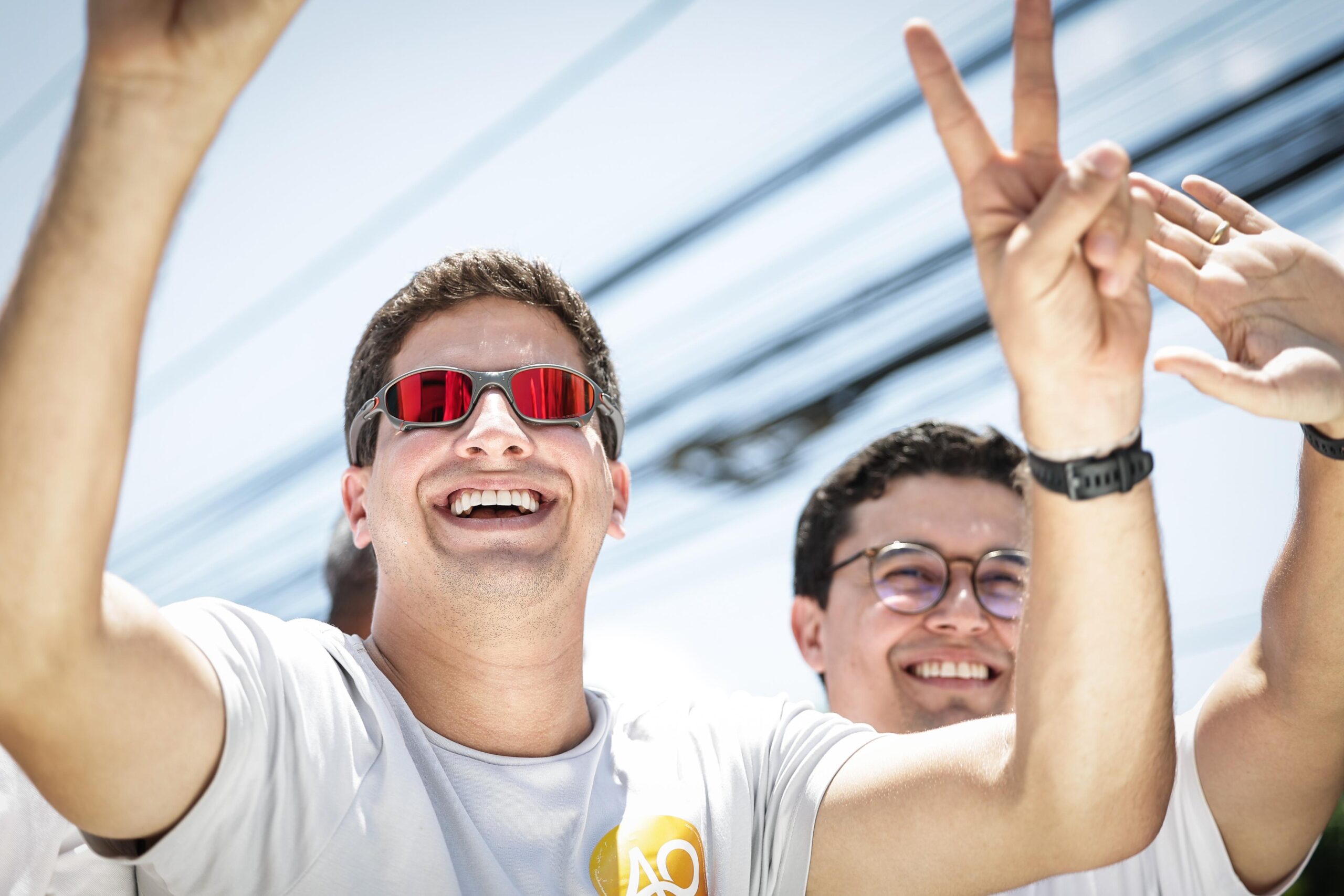 João Campos faz caminhada e carreata em oito bairros do Recife