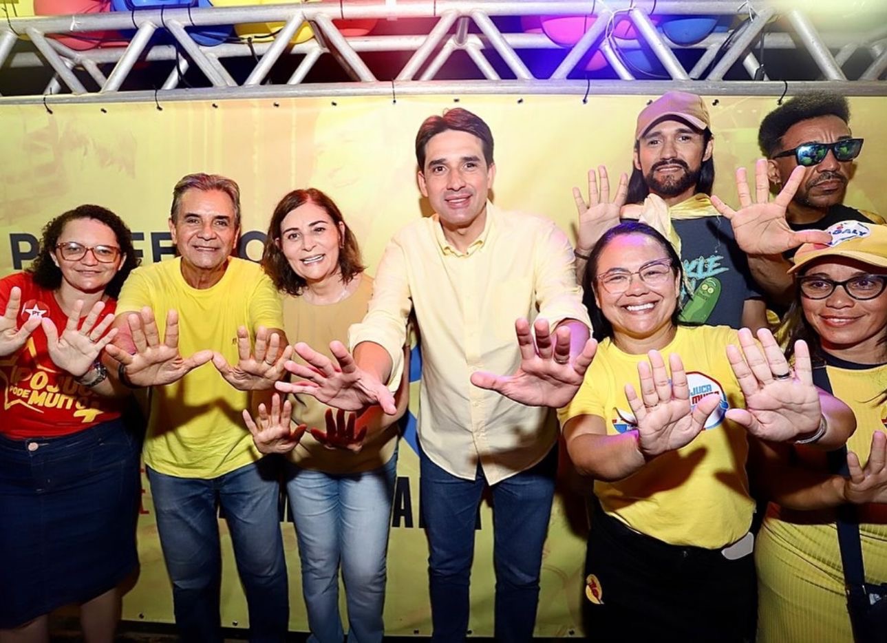 Ao lado de Silvio Costa Filho, Carlos Santana faz grande caminhada em Ipojuca