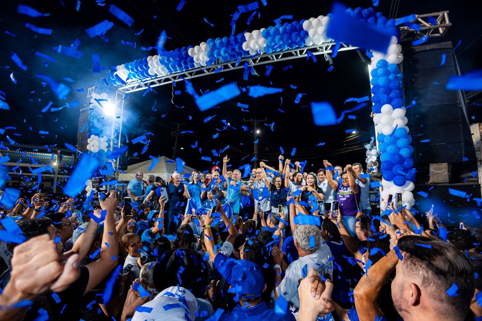 Paulo Roberto arrasta multidão durante caminhada em Vitória 