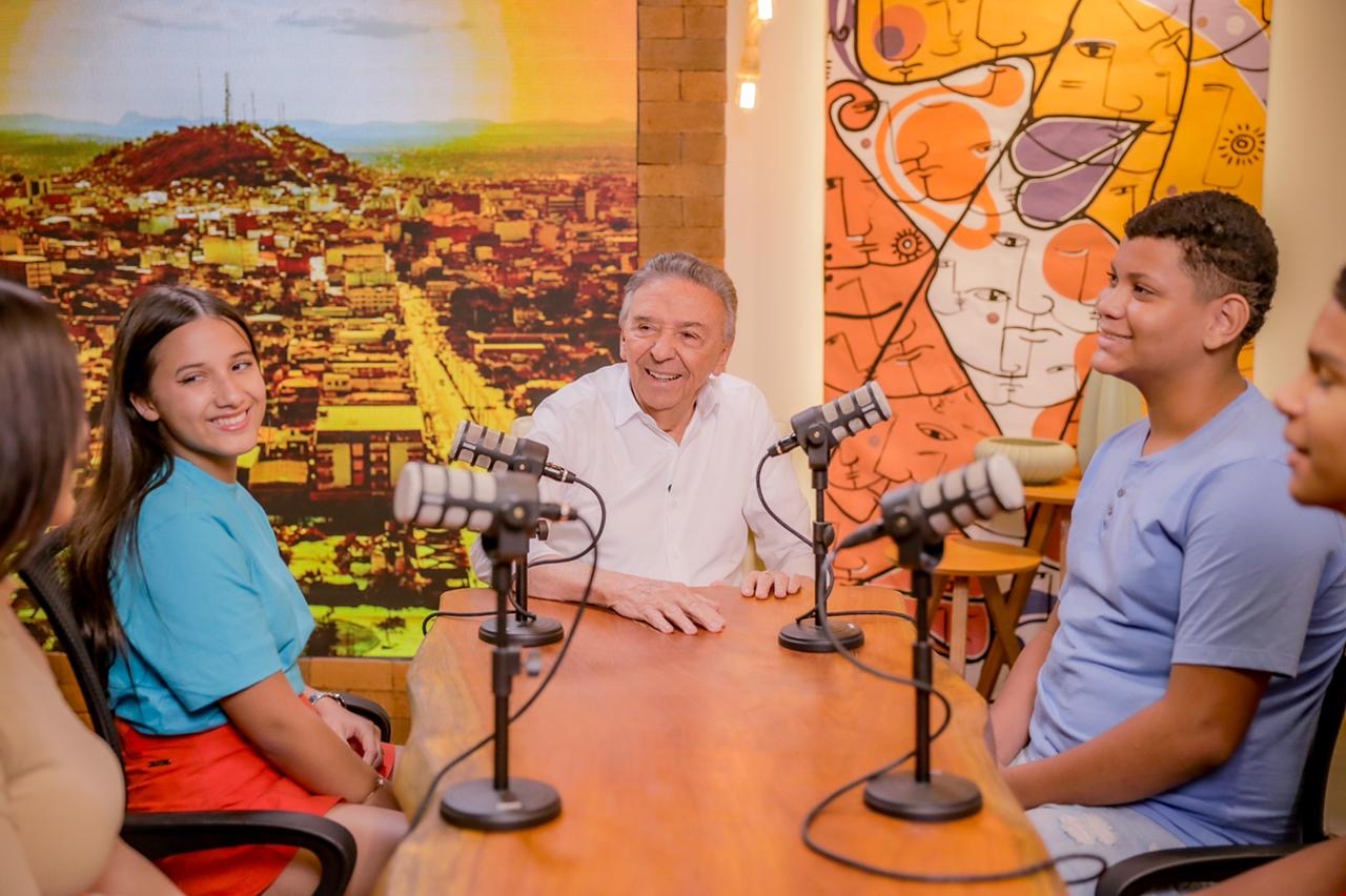 Queiroz vai garantir intercâmbio para estudantes das escolas municipais