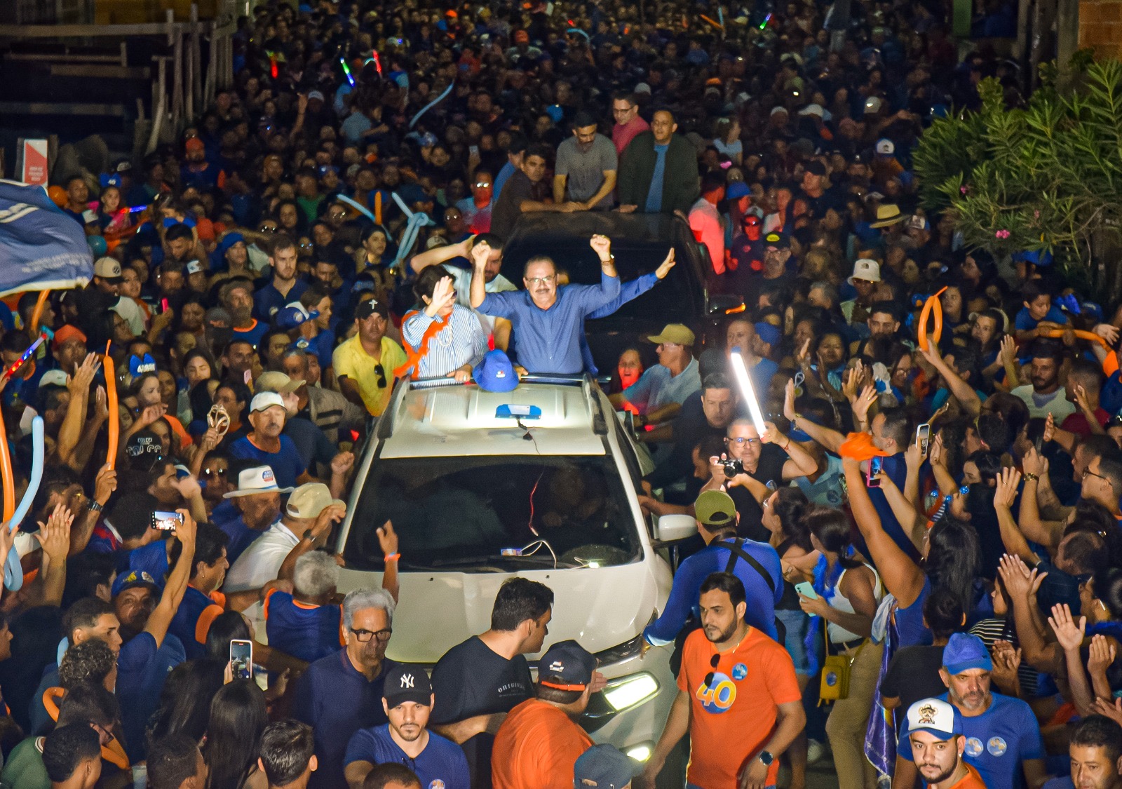 Josué e Carmen realizam grande passeata em Agrestina 