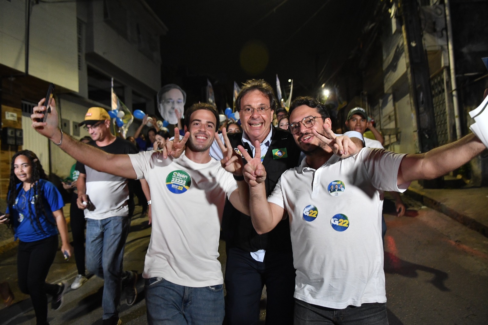 Ao lado de apoiadores, Gilson Machado realiza caminhada em Dois Unidos