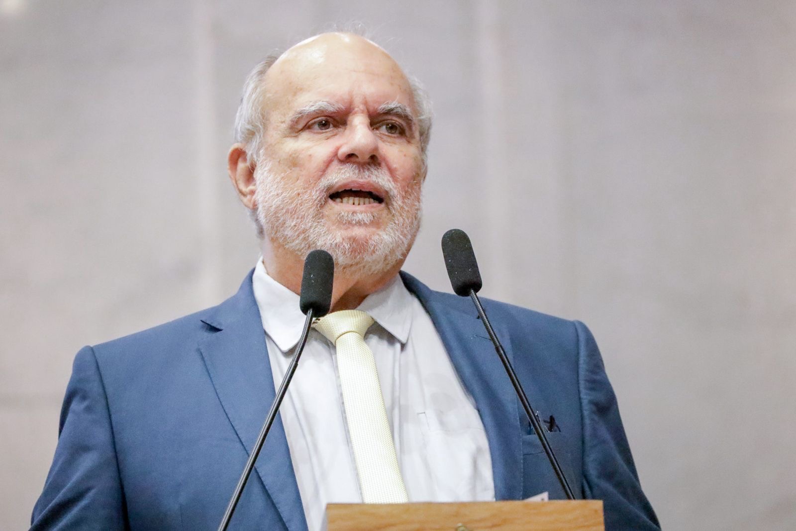 No MPPE, deputado entrega denúncia sobre ausência de alvarás em escolas estaduais