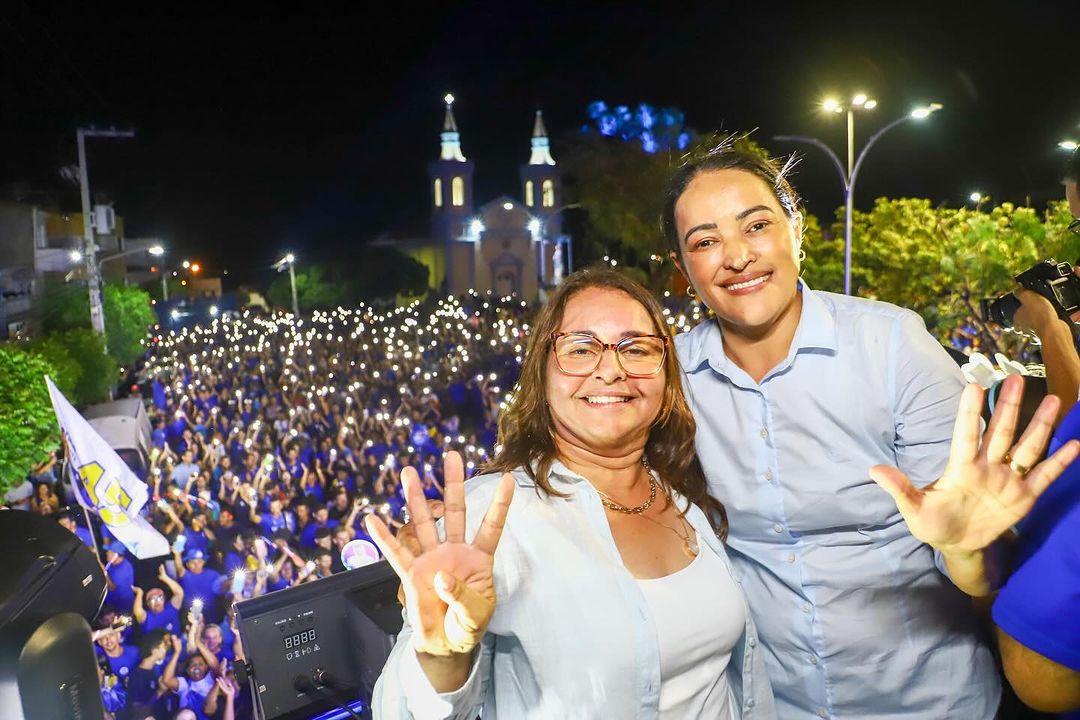 Pollyanna celebra aniversário com grande ato político em Sertânia 
