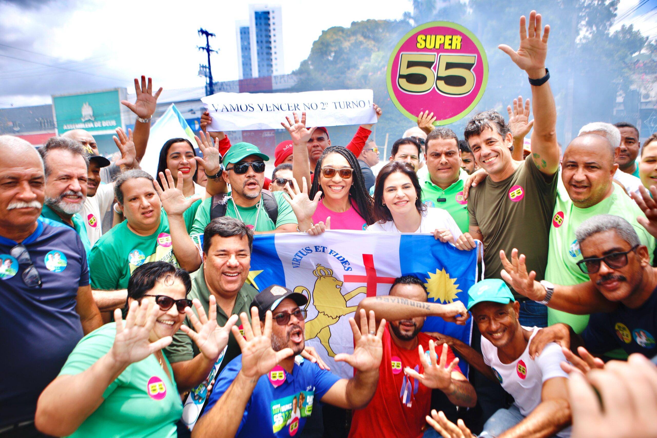 Daniel promove caminhada na Várzea ao lado de Priscila e Mendonça 