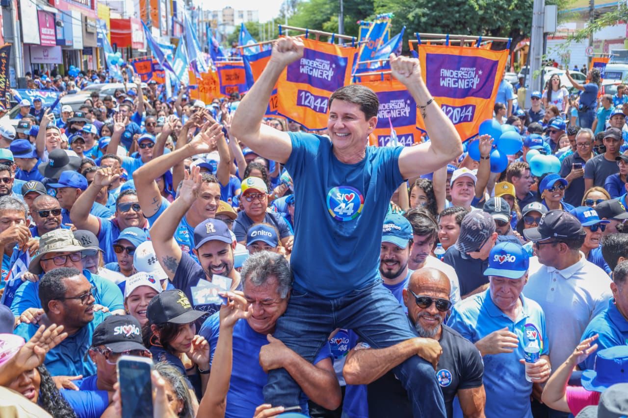 Simão arrasta multidão durante caminhada no centro de Petrolina