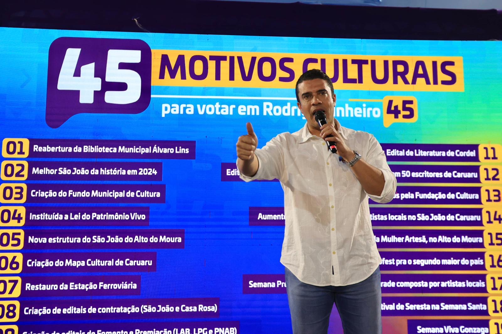 Rodrigo assina termo de compromisso com agentes culturais de Caruaru