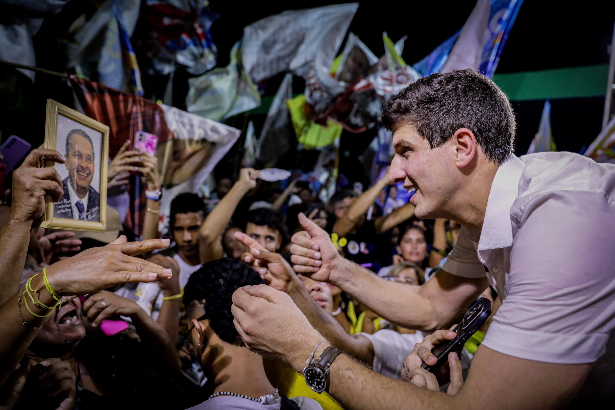 João Campos arrasta multidão durante caminhada em Roda de Fogo