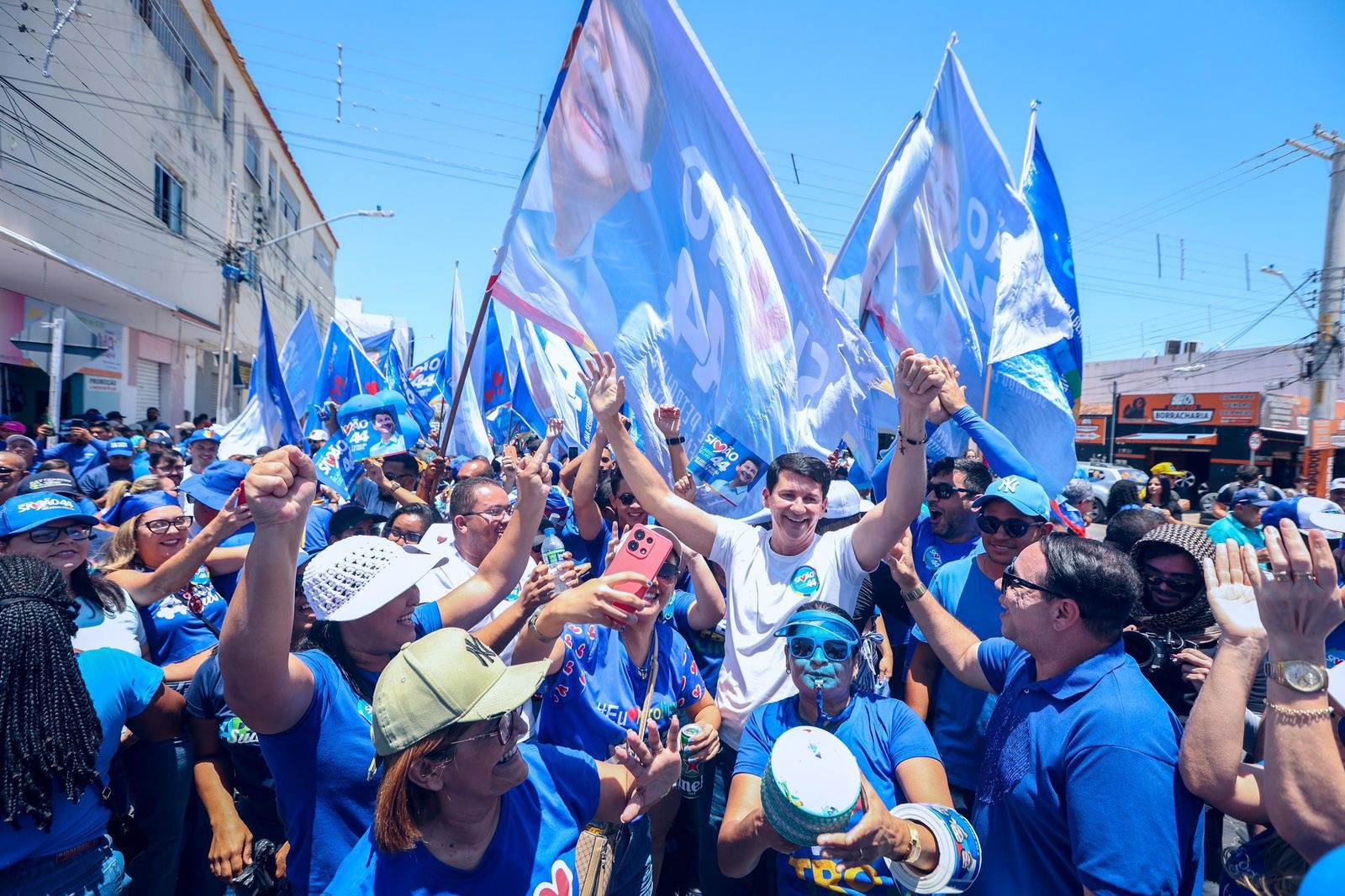 Simão faz grande adesivaço em diversos bairros de Petrolina