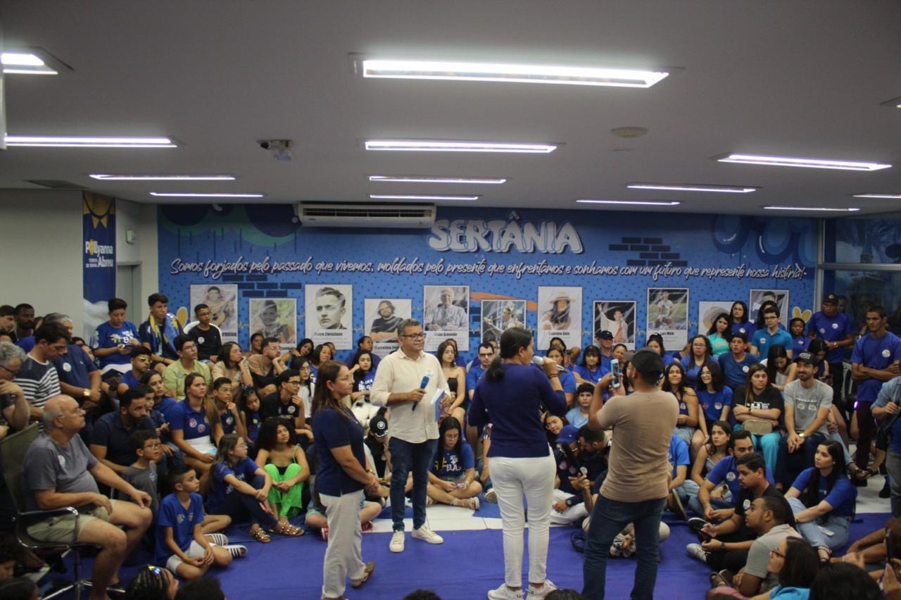 Pollyanna Abreu é aclamada por juventude em inauguração de comitê