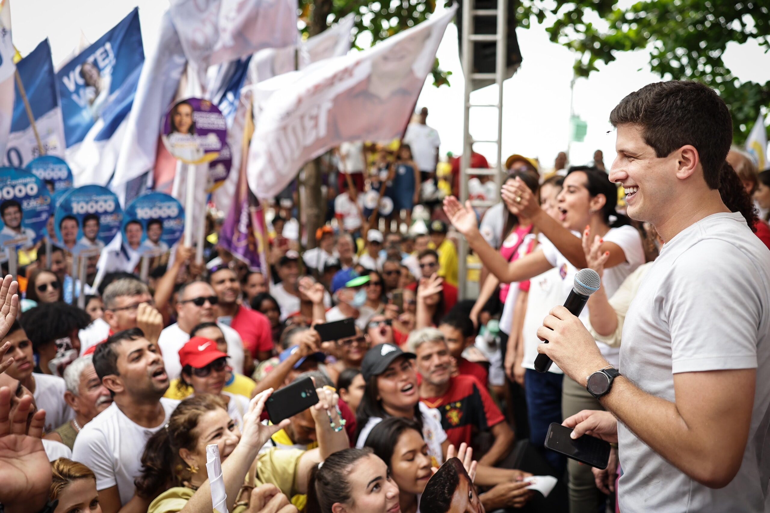 No Ibura, João Campos anuncia duplicação da Ladeira da Cohab