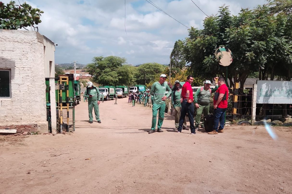 Garis cruzam os braços em Caruaru e reivindicam salário atrasado