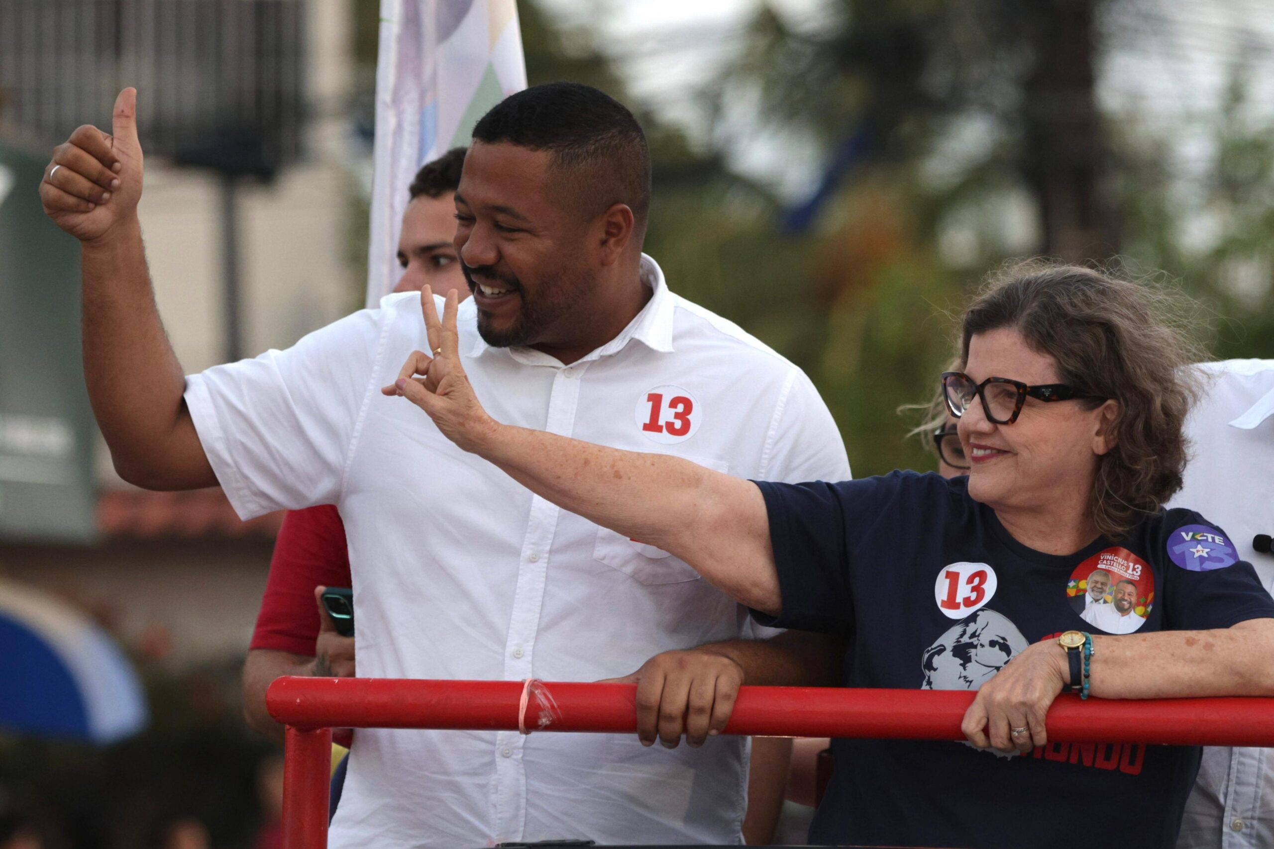 Vinicius percorre ruas da periferia de Olinda em carreata 