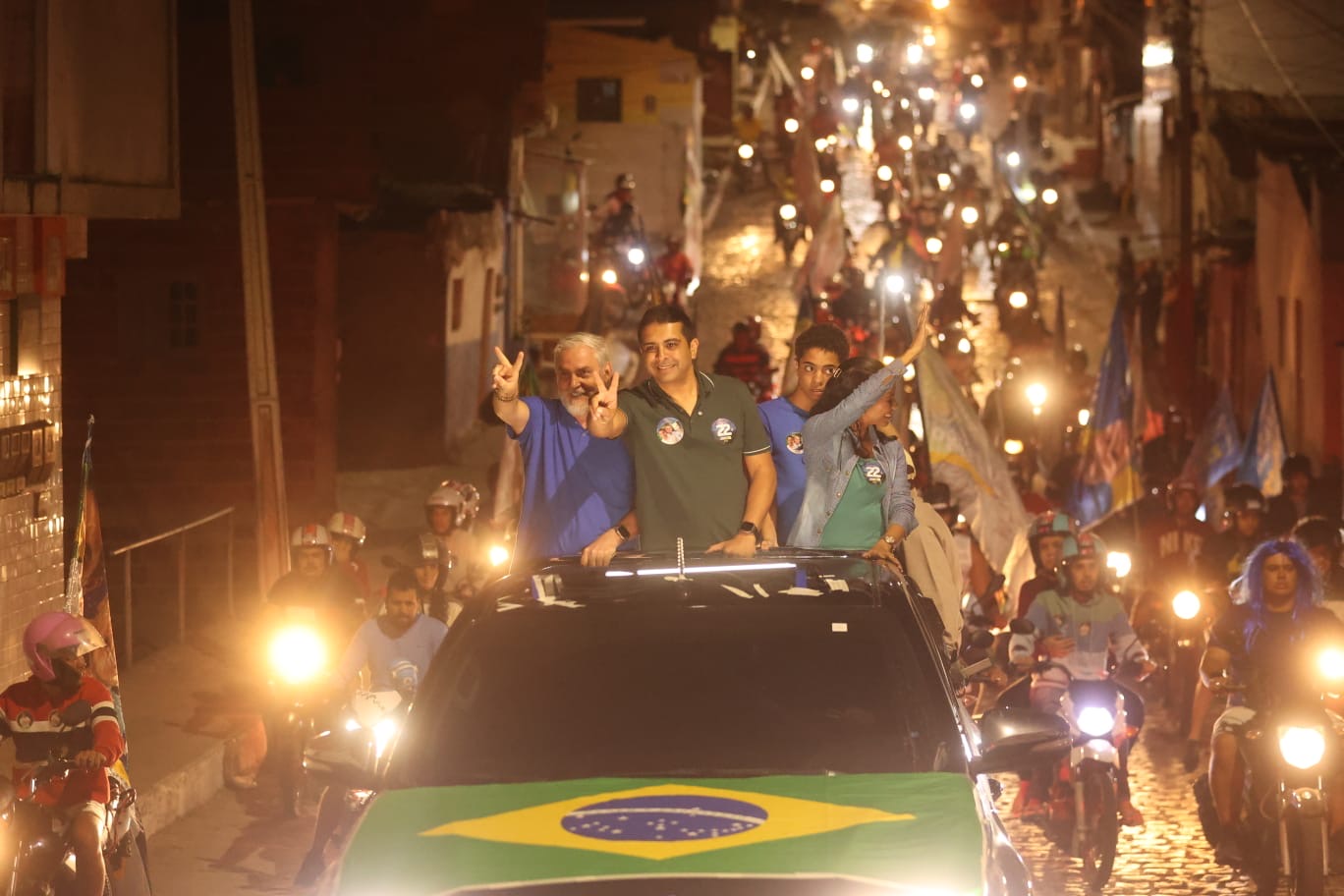 Fernando Rodolfo demonstra força durante carreata em Caruaru