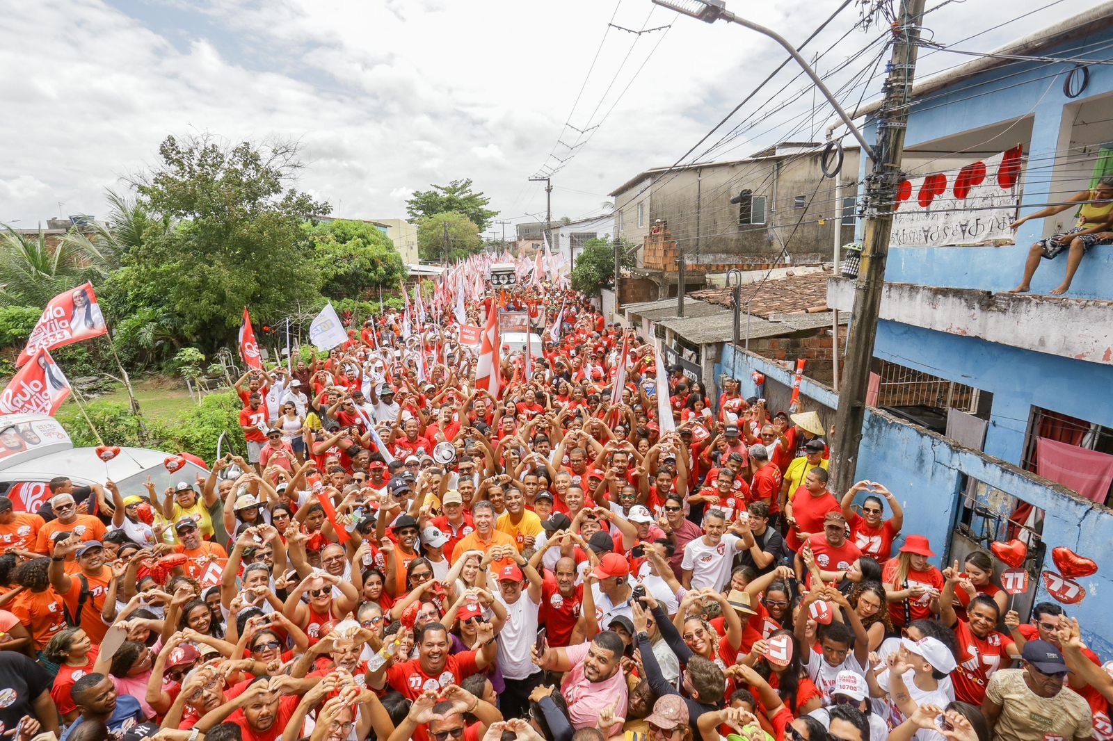 No Cabo, Lula Cabral arrasta multidão pelas ruas de Pontezinha