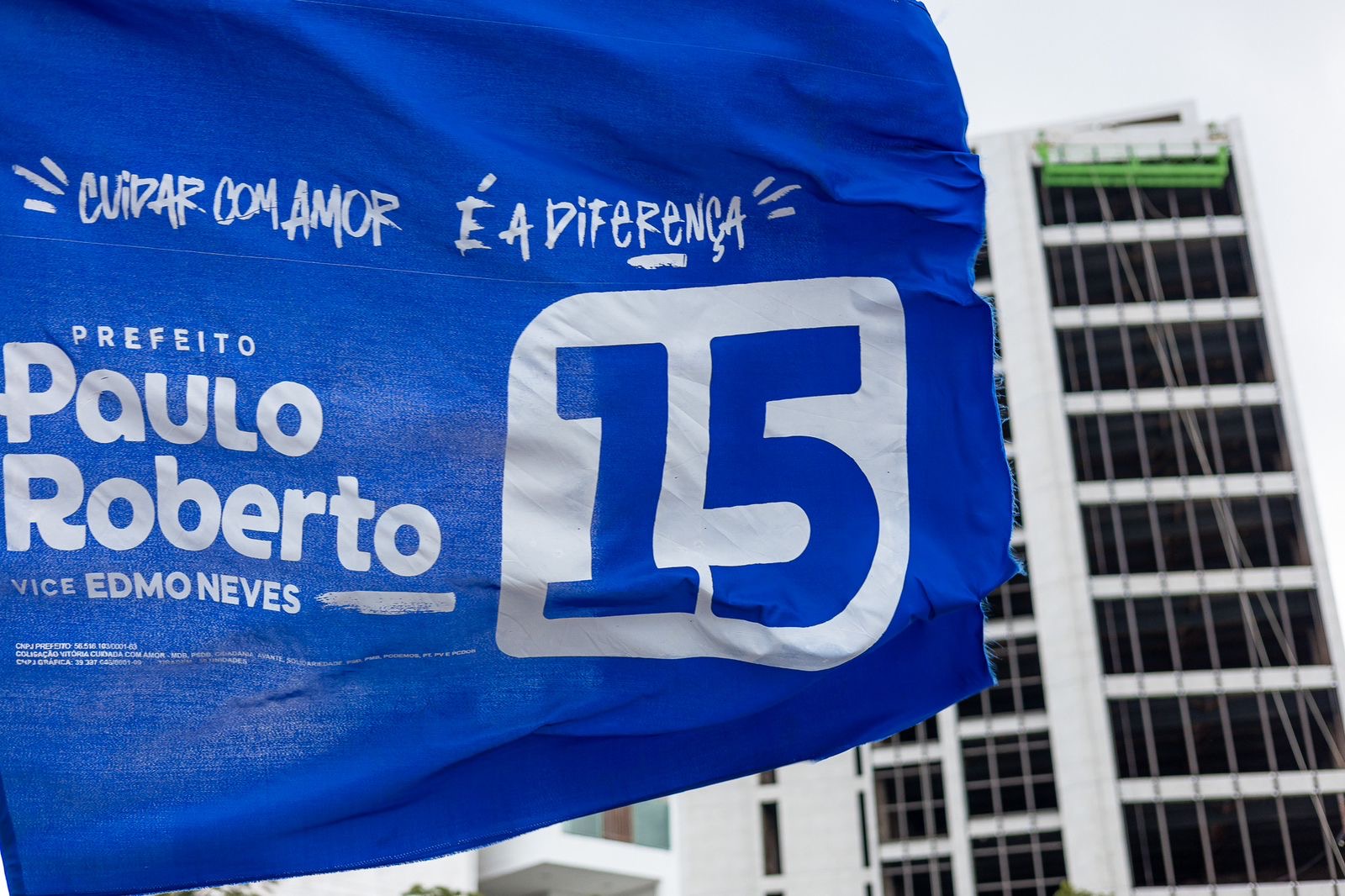 Prefeito de Vitória remove bandeiras de campanha para melhorar mobilidade urbana