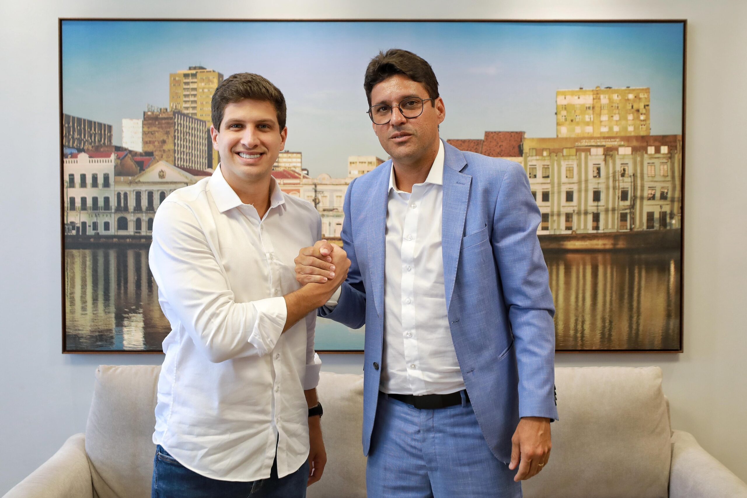 João Campos discute futuras parcerias com prefeito eleito de Camaragibe