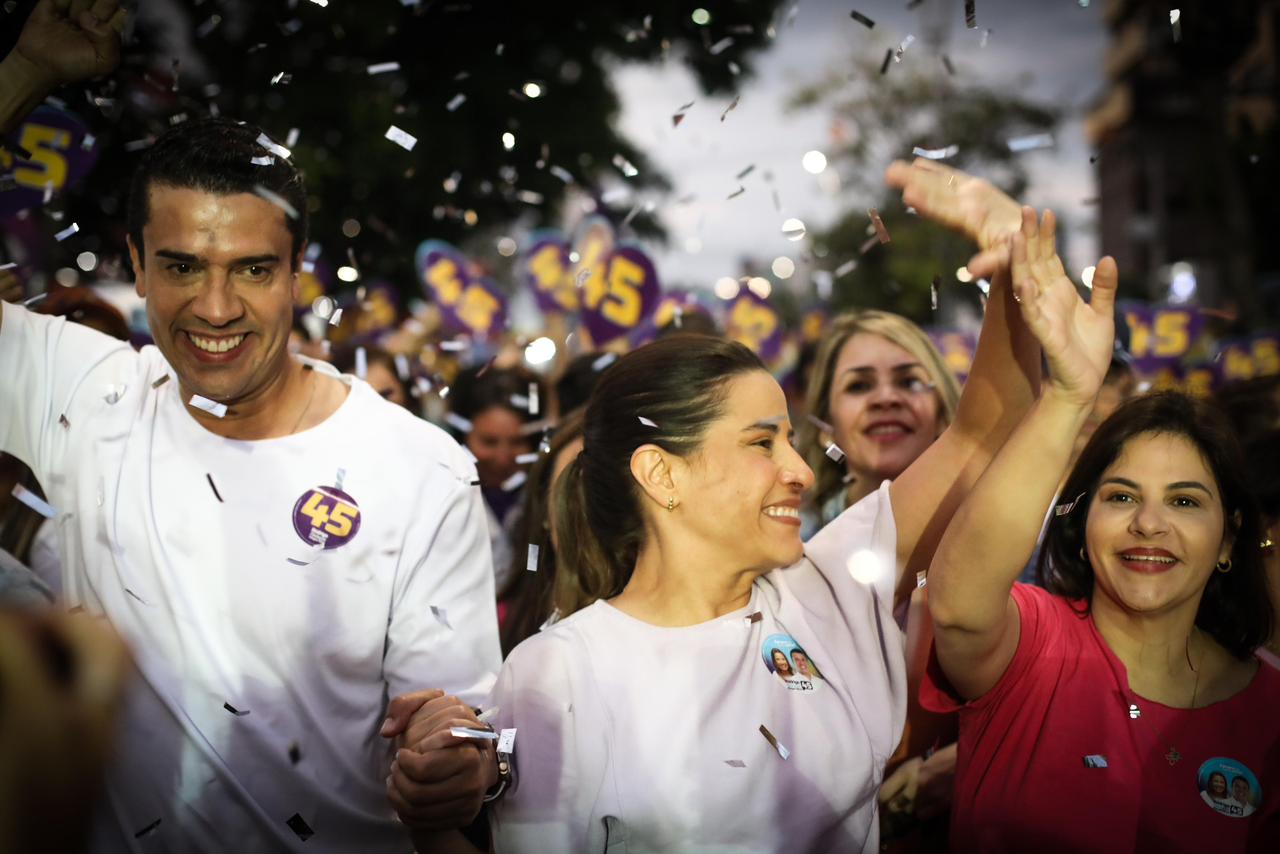 Raquel Lyra e Rodrigo Pinheiro caminham no comércio de Caruaru