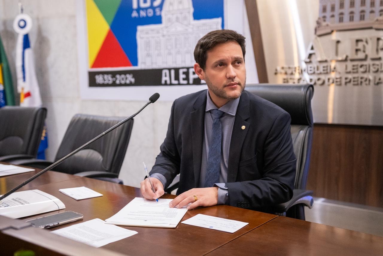 Na Alepe, Gilmar Júnior debate com professores descaso na UPE