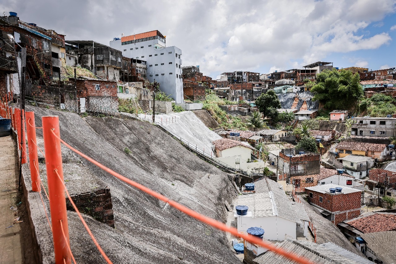 PCR executa obra de contenção de encosta no Alto José Bonifácio