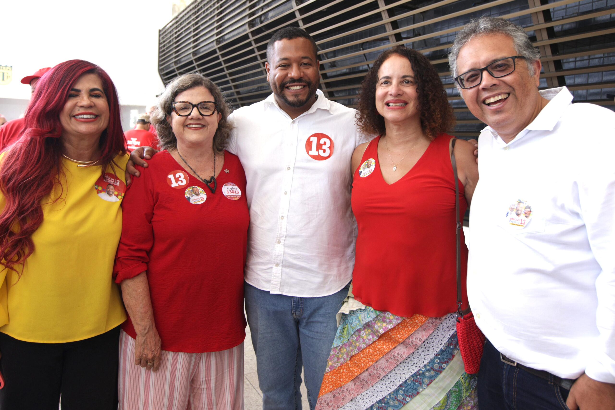 Em Olinda, Vinicius vota acompanhado de lideranças políticas 