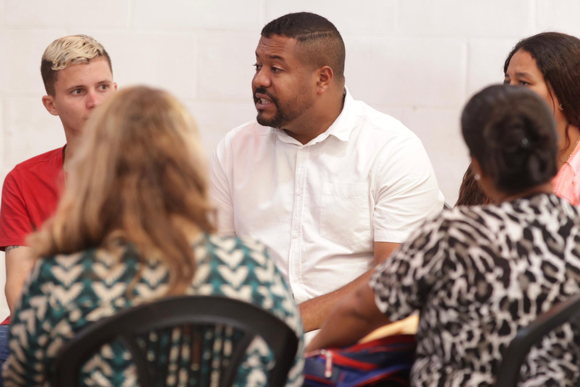 Vinicius Castello promete centro psicosocial para crianças atípicas