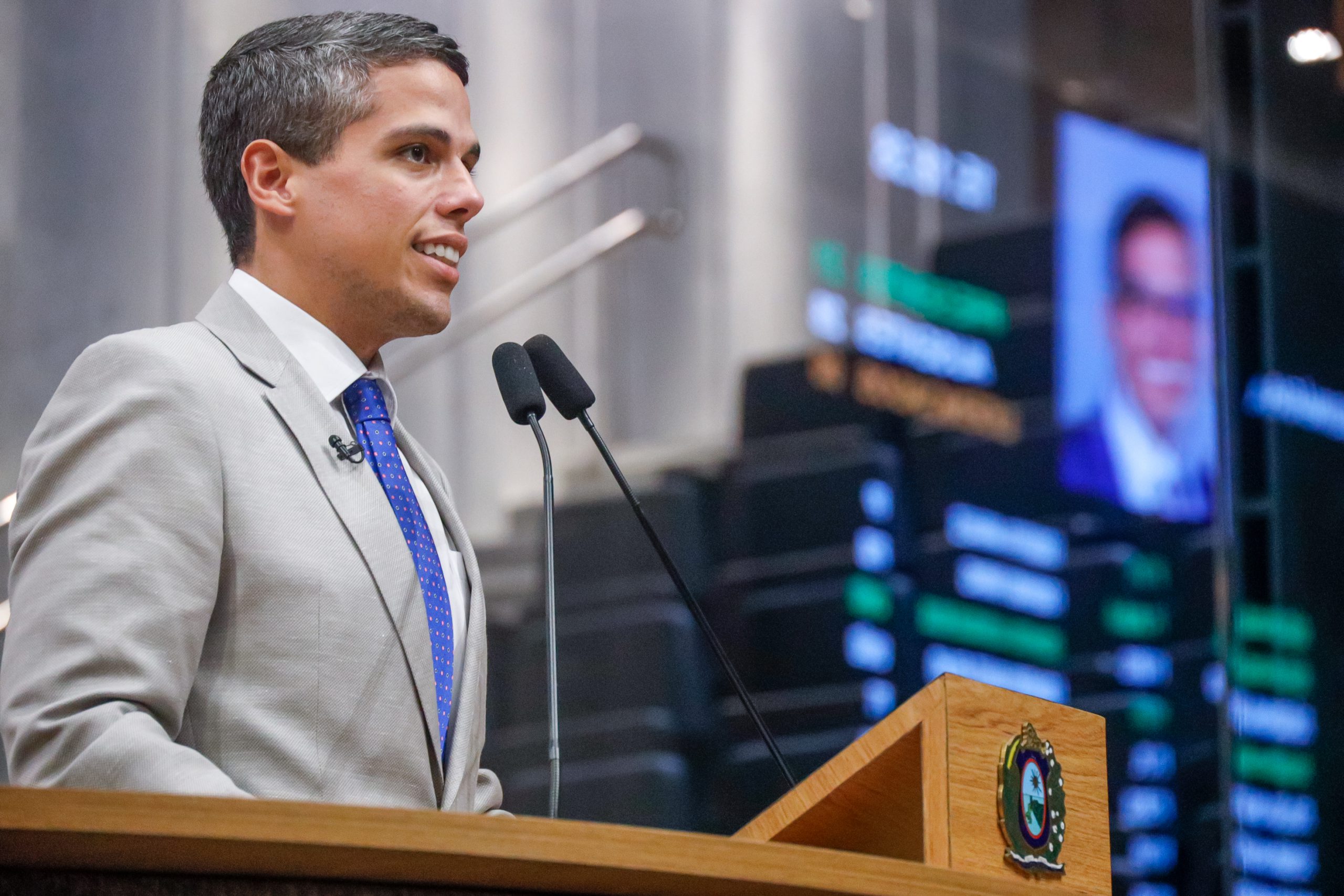 Jarbas Filho leva à Compesa demandas de falta d’água nos municípios