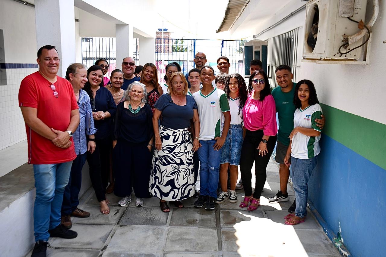 Nadegi assegura três laboratórios para escola municipal em Aldeia