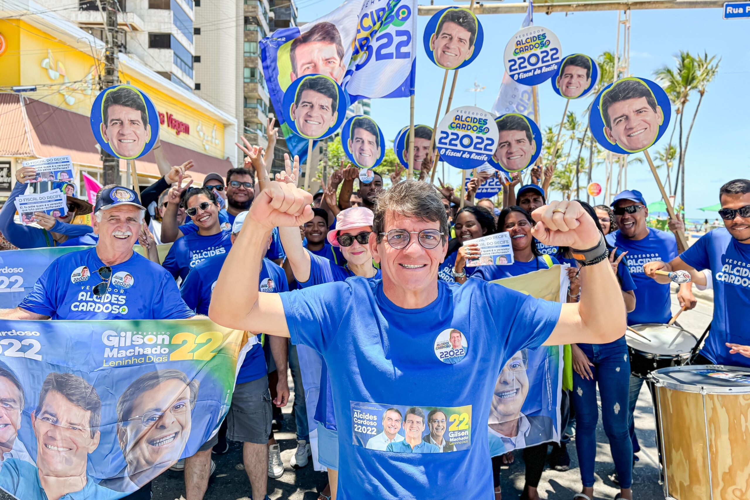 Alcides encerra campanha à reeleição com panfletagem na Av. Boa Viagem