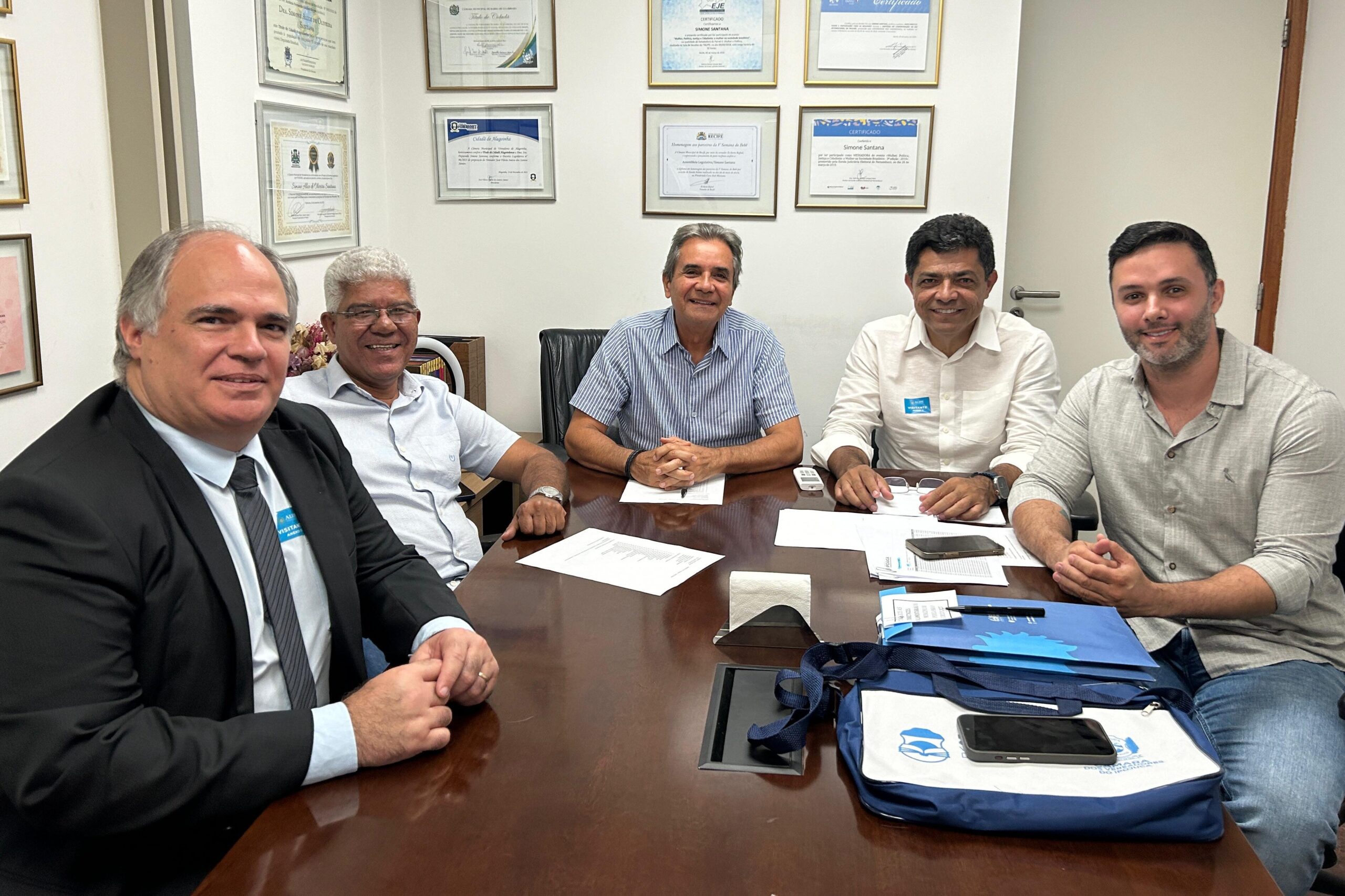 Carlos Santana reúne membros de seu gabinete de transição