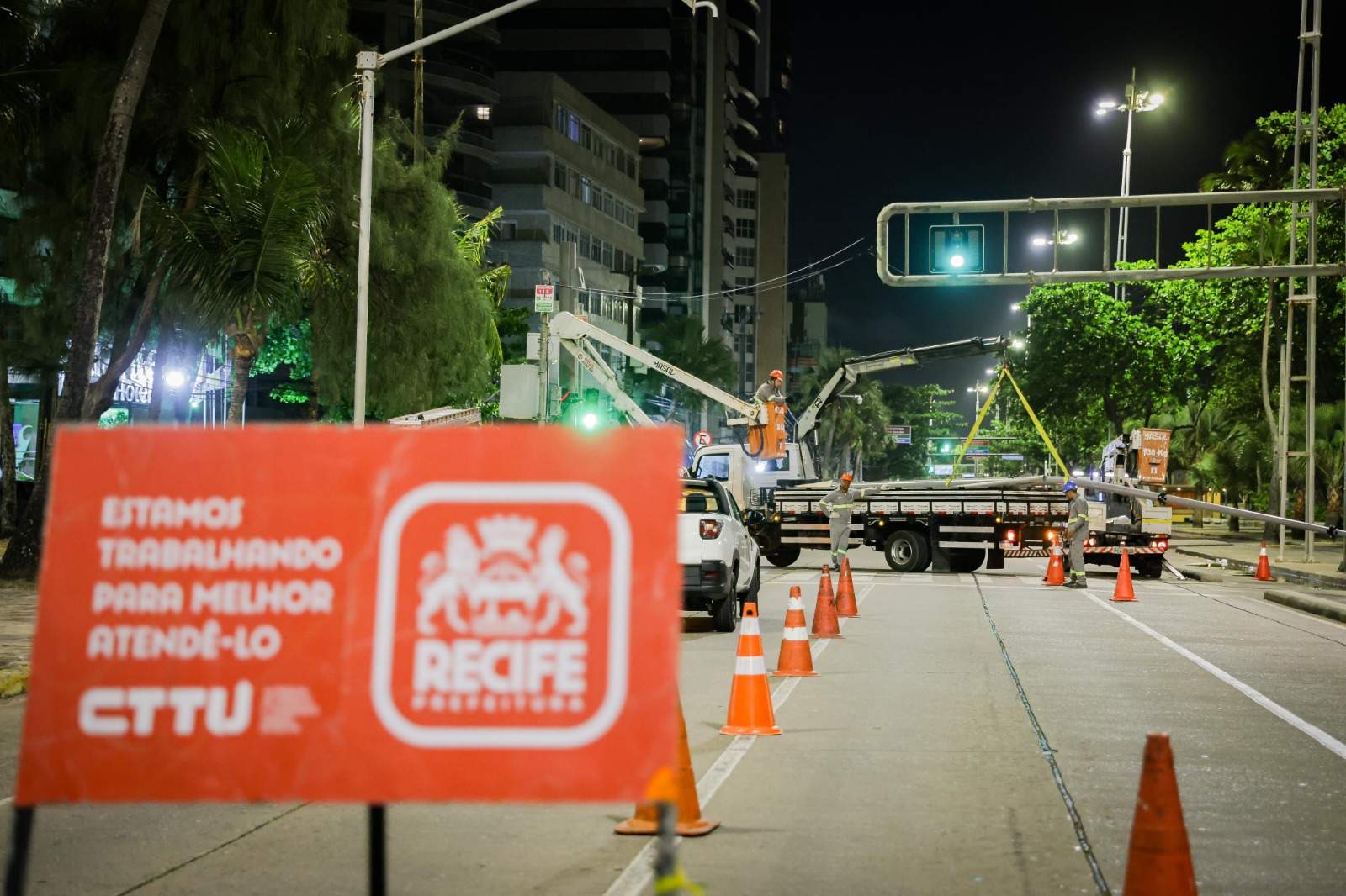 Avenida Boa Viagem recebe novos pórticos semafóricos 