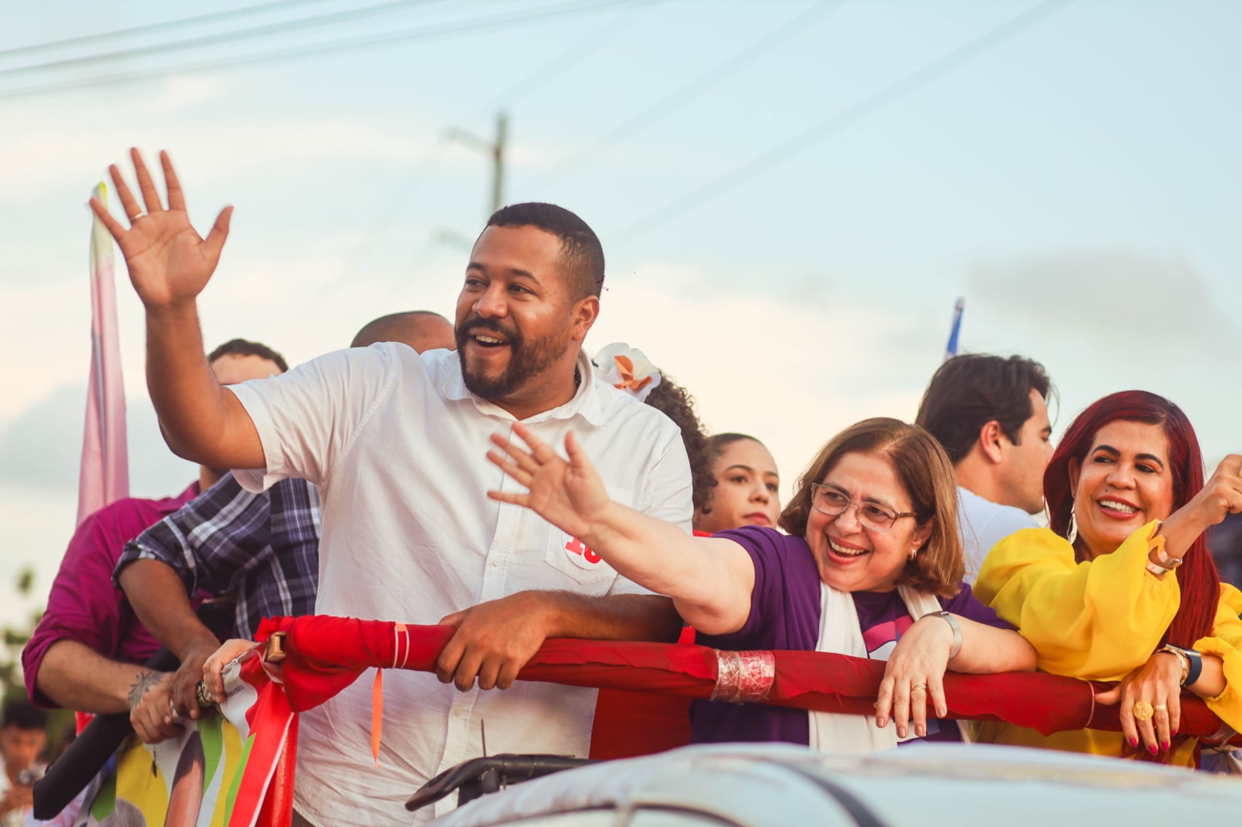 Ministra das Mulheres participa de carreata com Vinicius em Olinda 