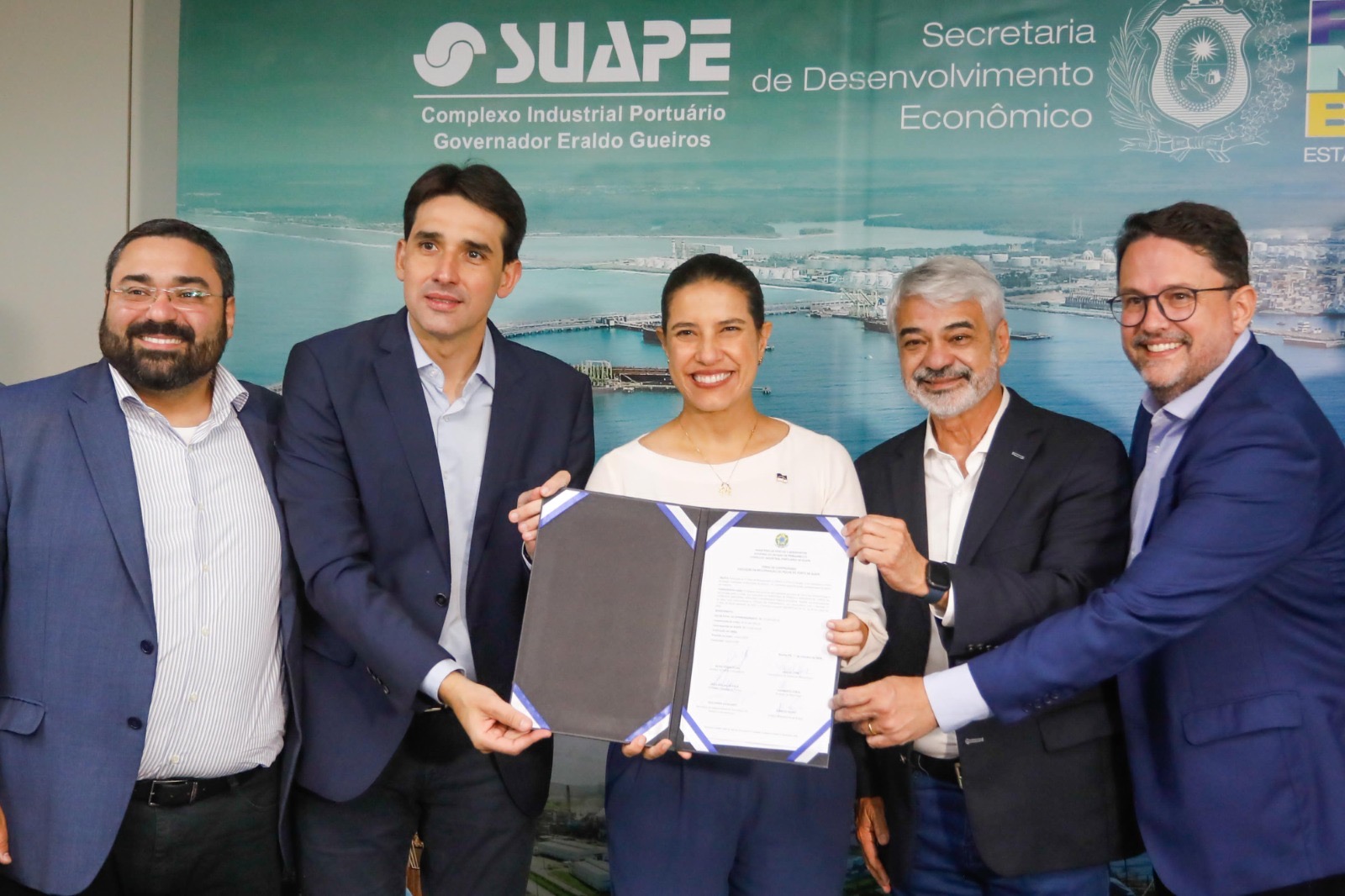 Silvio Costa Filho e Raquel Lyra assinam termo para obras em Suape