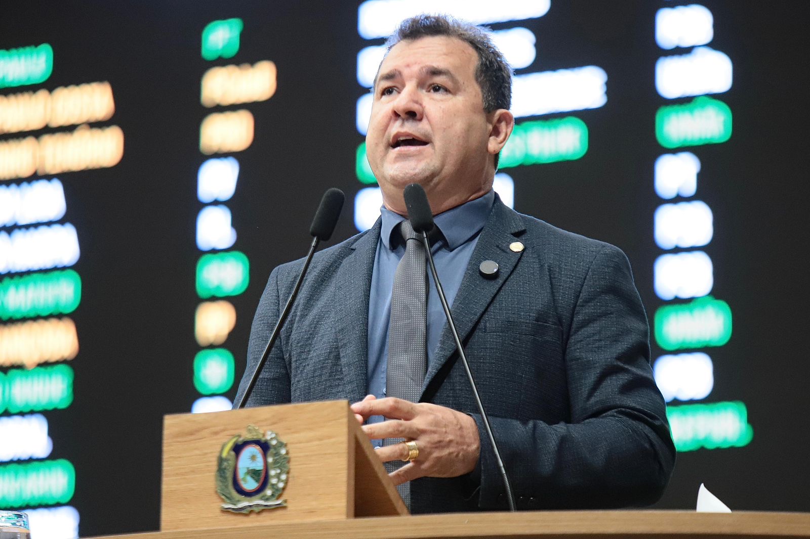 Matuto celebra decisão judicial que anula cortes na Prefeitura de Paulista