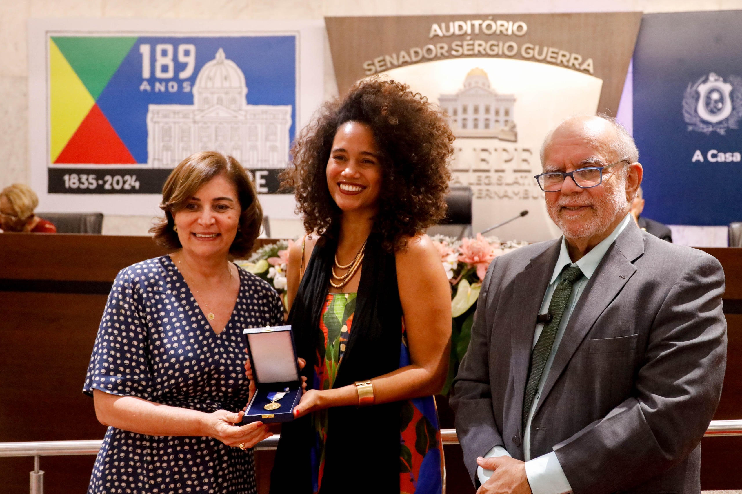 Simone Santana entrega medalha à ONG Todas Para o Mar, de Maracaípe