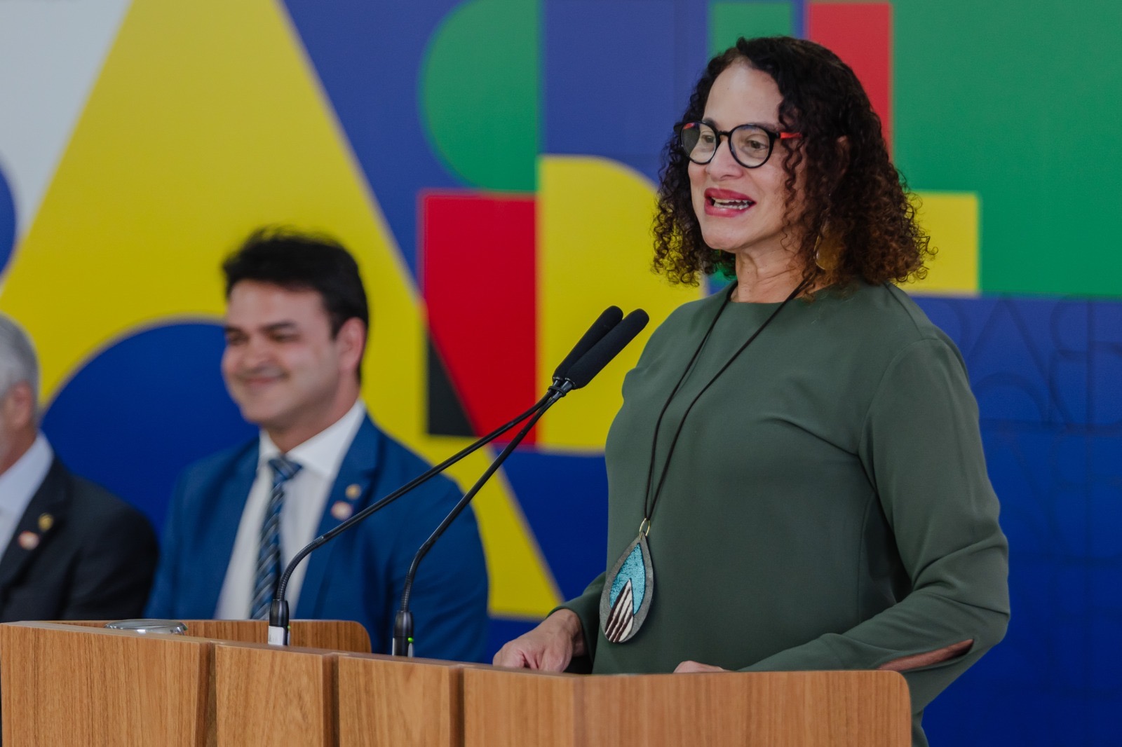 Luciana celebra sanção de lei que cria o Dia Nacional do Maracatu