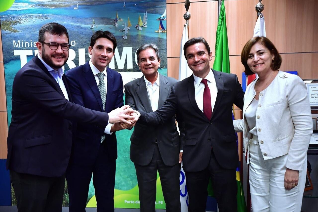 Gabriel Porto acompanha Simone e Carlos Santana em visita a ministérios