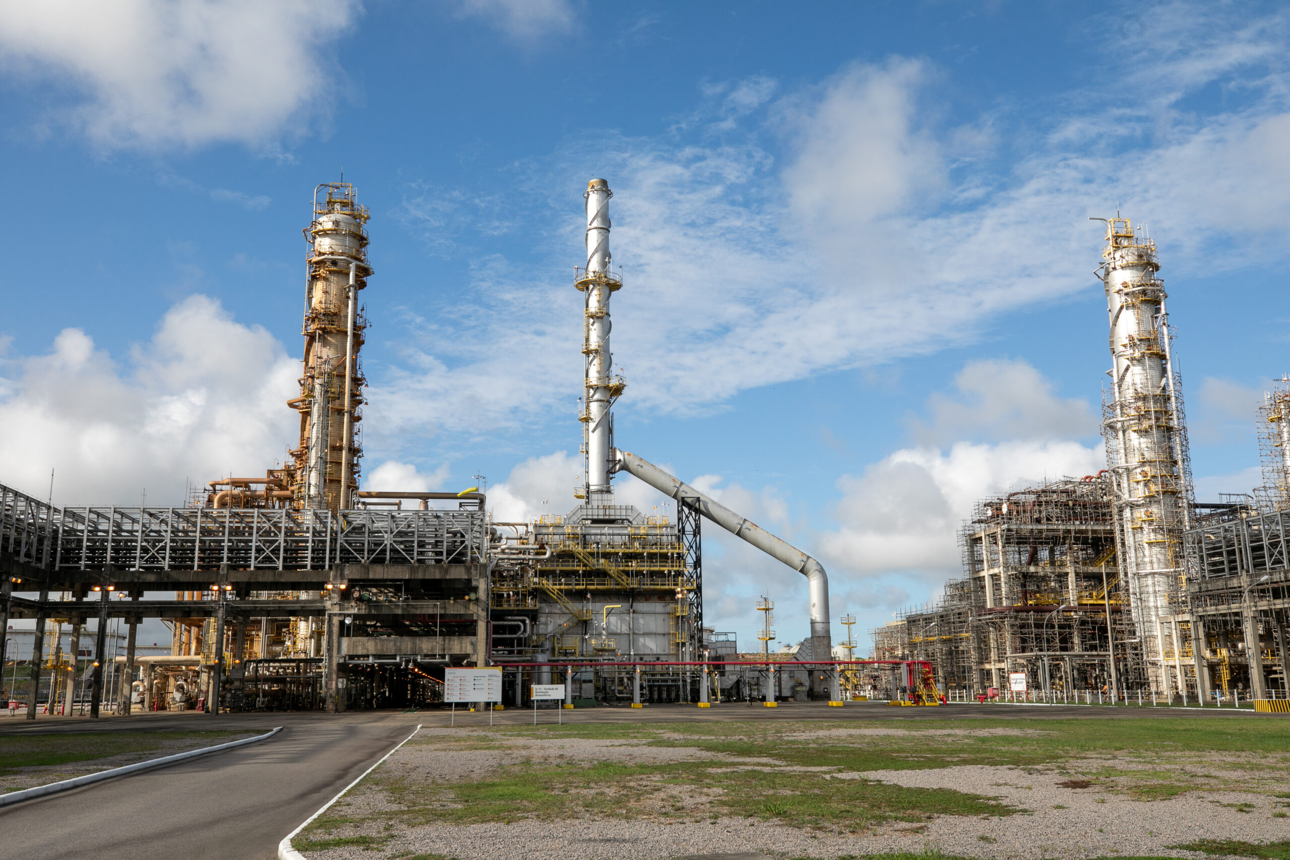 Raquel Lyra discute Refinaria Abreu e Lima com presidente da Petrobras